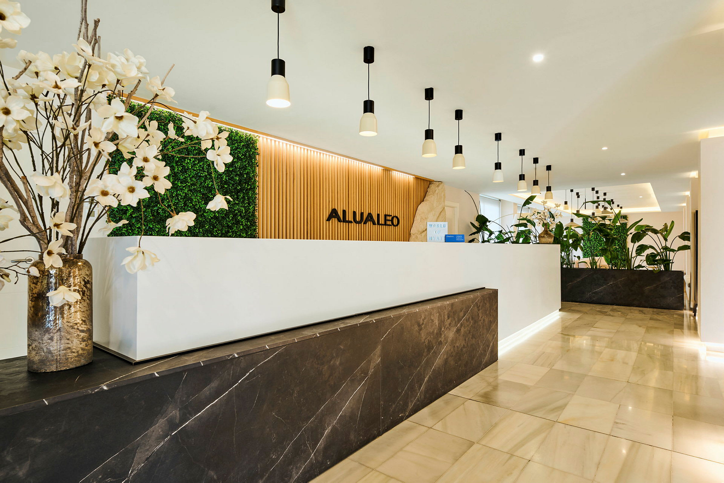 En reception med elegant modern inredning, vita blommor och gröna växter. (AI-genererad text)