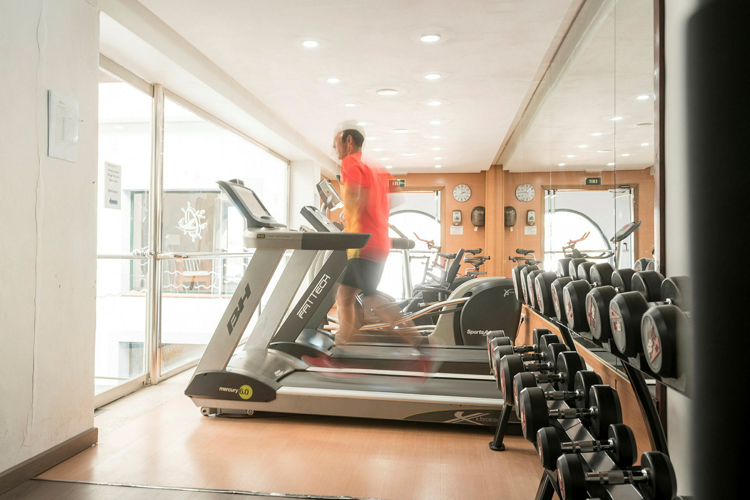 Man som tränar på en löpmaskin i ett gym. (AI-genererad text)