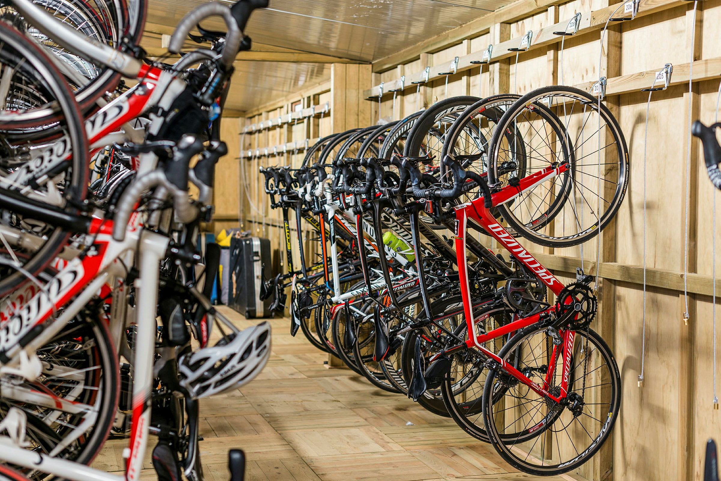 Cyklar hängande på vägg i en förvaringsyta. (AI-genererad text)