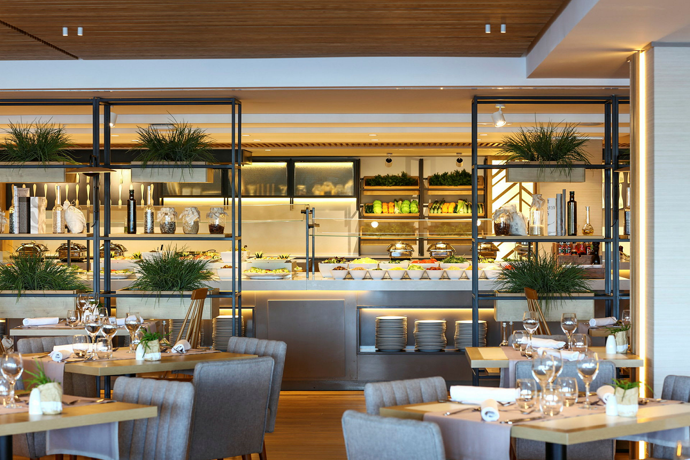 Ett stilrent hotellrestaurang med uppdukade bord och en välfylld buffé. (AI-genererad text)