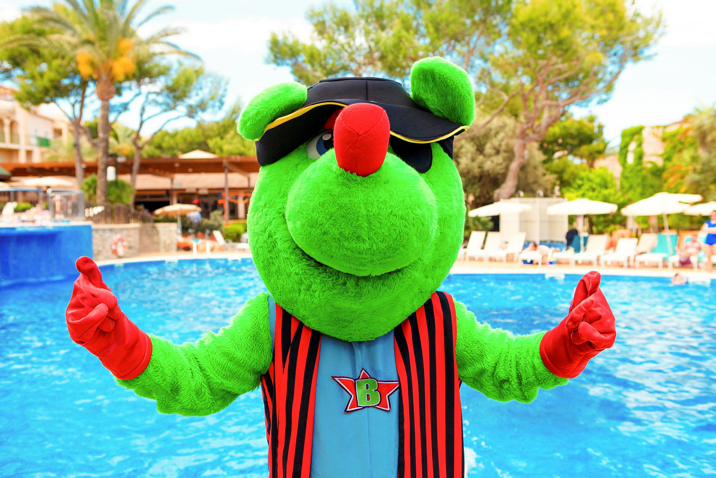 Mascot med pirathatt vid en swimmingpool. (AI-genererad text)