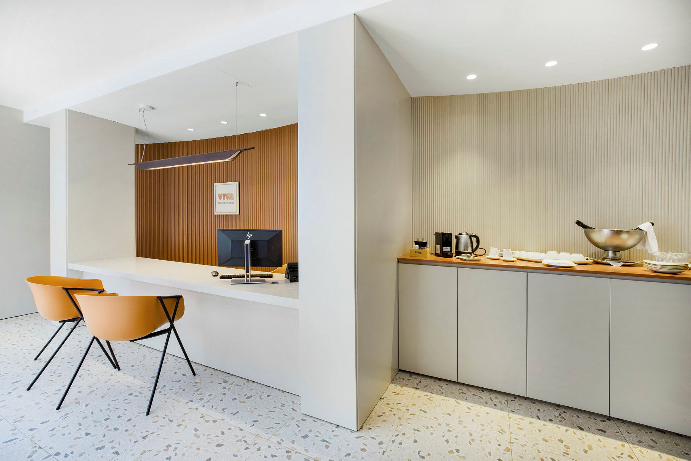 Reception med modern inredning och kaffeautomat. (AI-genererad text)