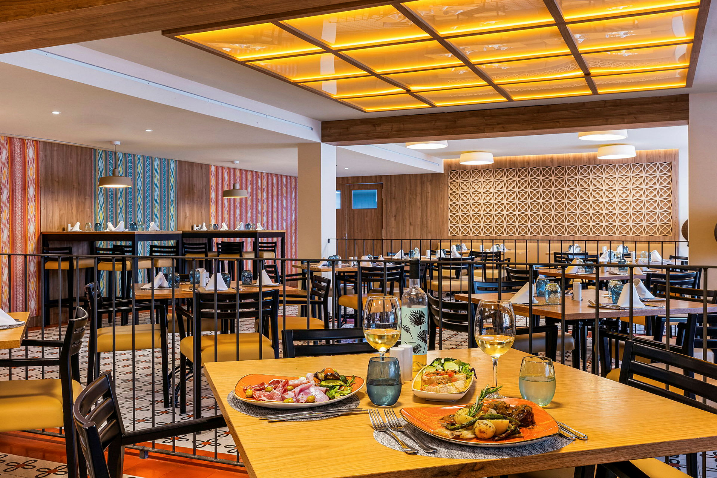 Restaurang med dukade bord och mat serverad på en av dem. (AI-genererad text)