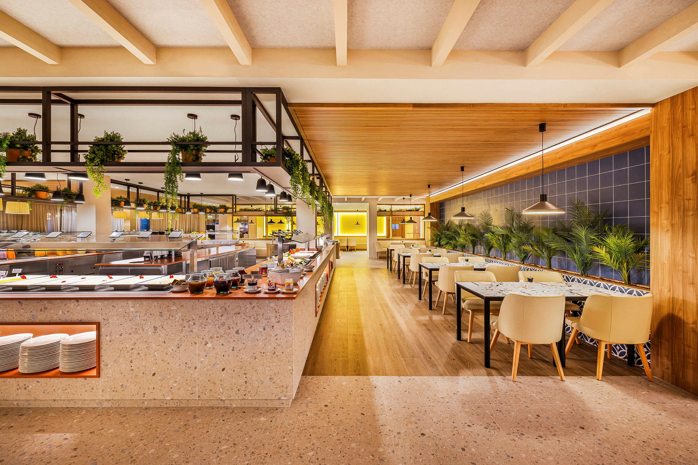 En modern restaurang med buffébord och sittplatser. (AI-genererad text)
