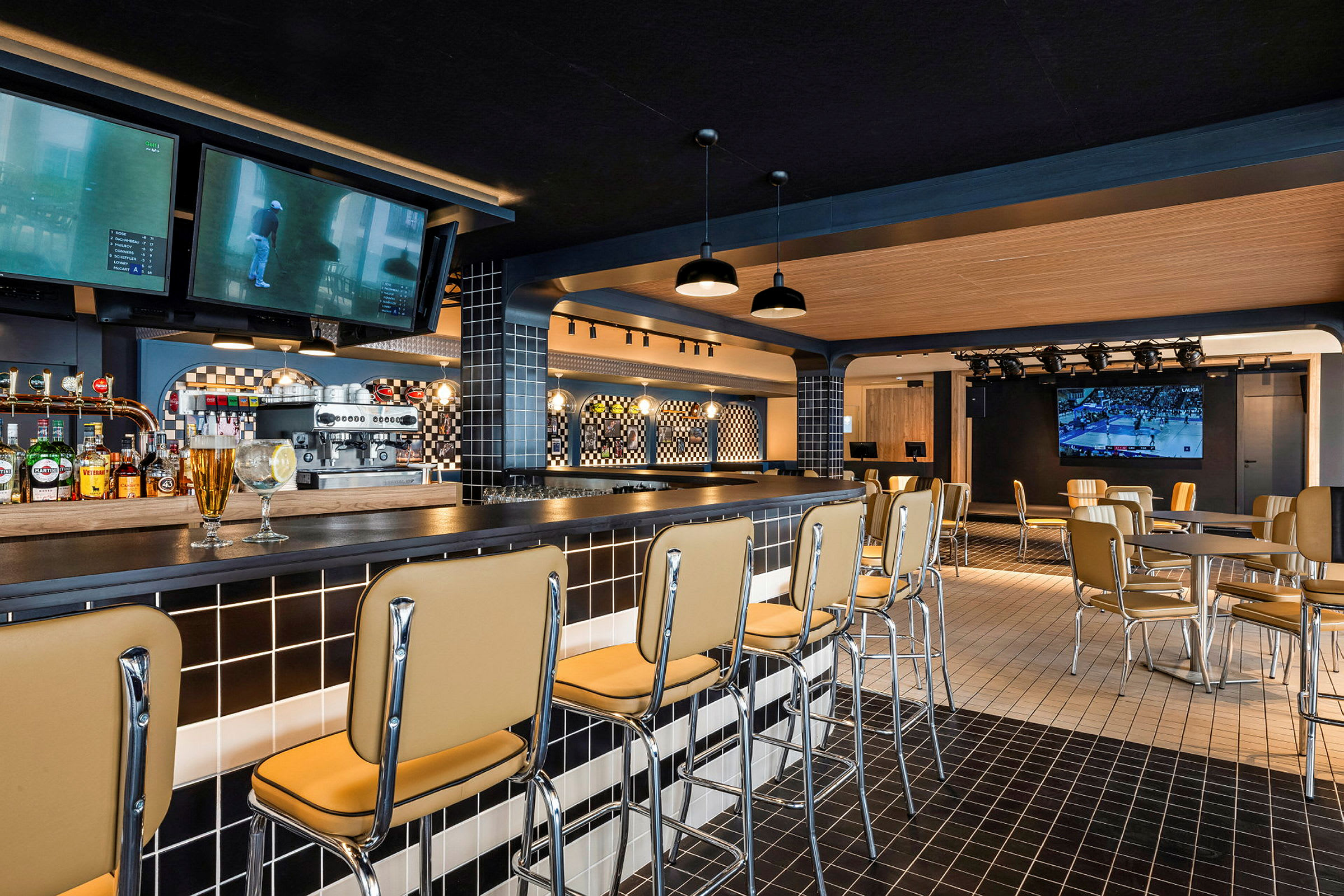 Inredning av en modern bar med barstolar, bord och en TV på väggen. (AI-genererad text)