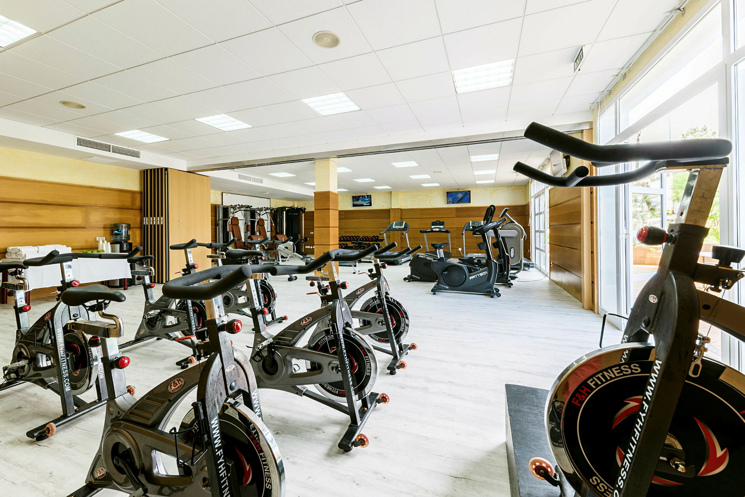 En träningslokal med motionscyklar och träningsmaskiner. (AI-genererad text)
