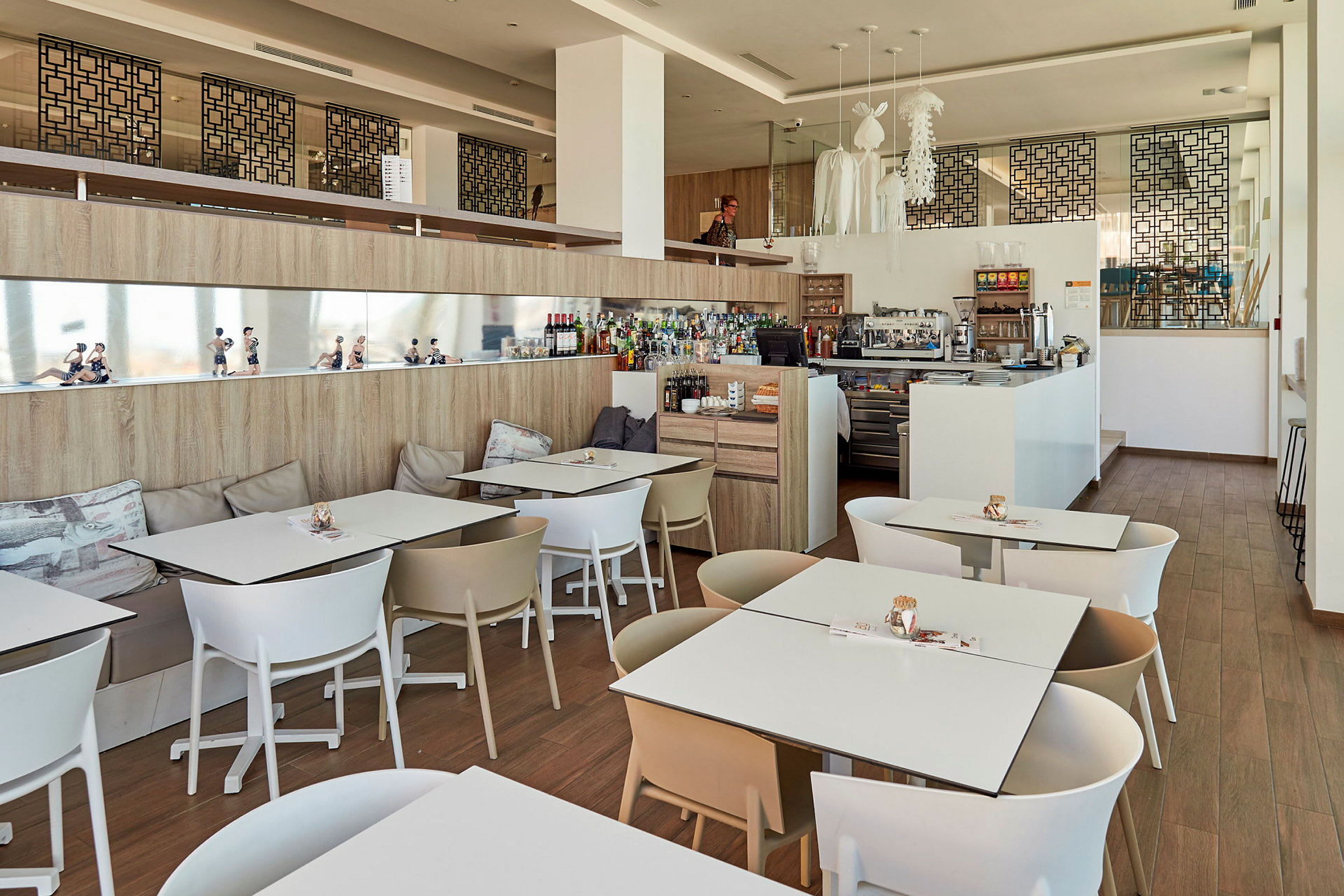 Modern restaurangmiljö med sittplatser och bar. (AI-genererad text)