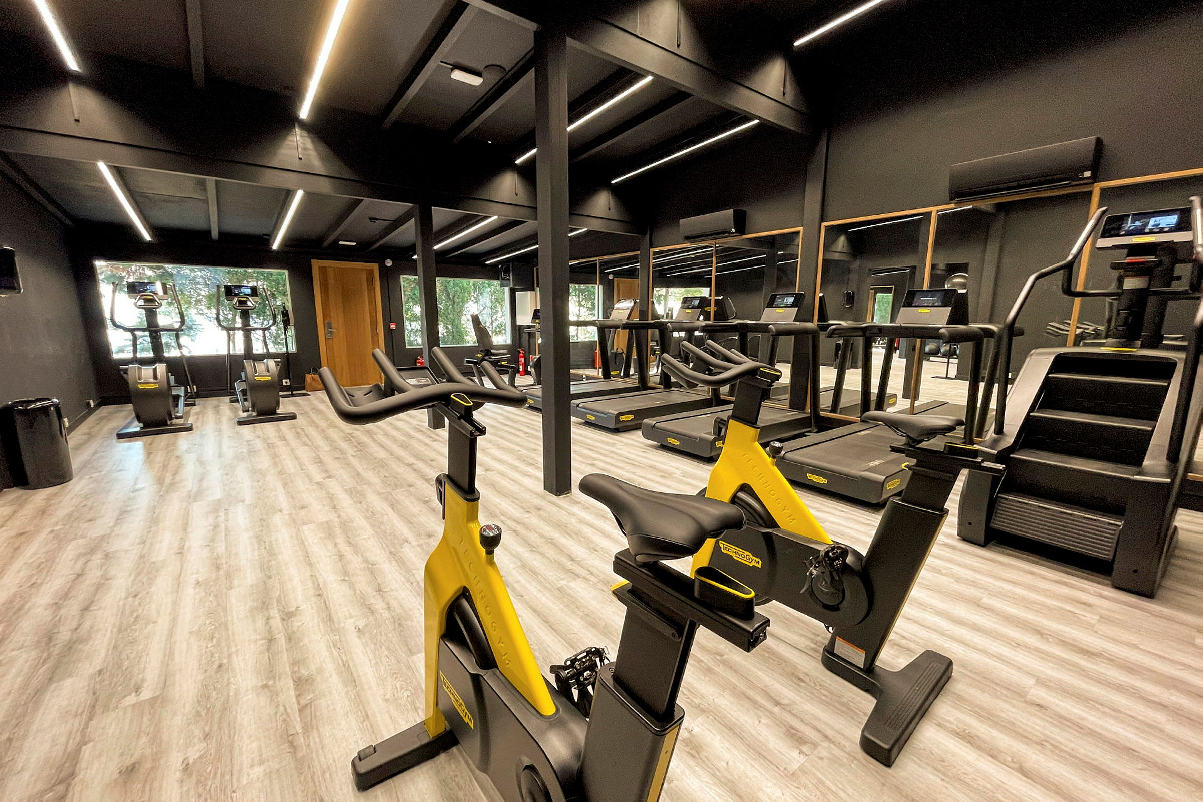 Ett gym med träningscyklar, löpband och träningsmaskiner. (AI-genererad text)