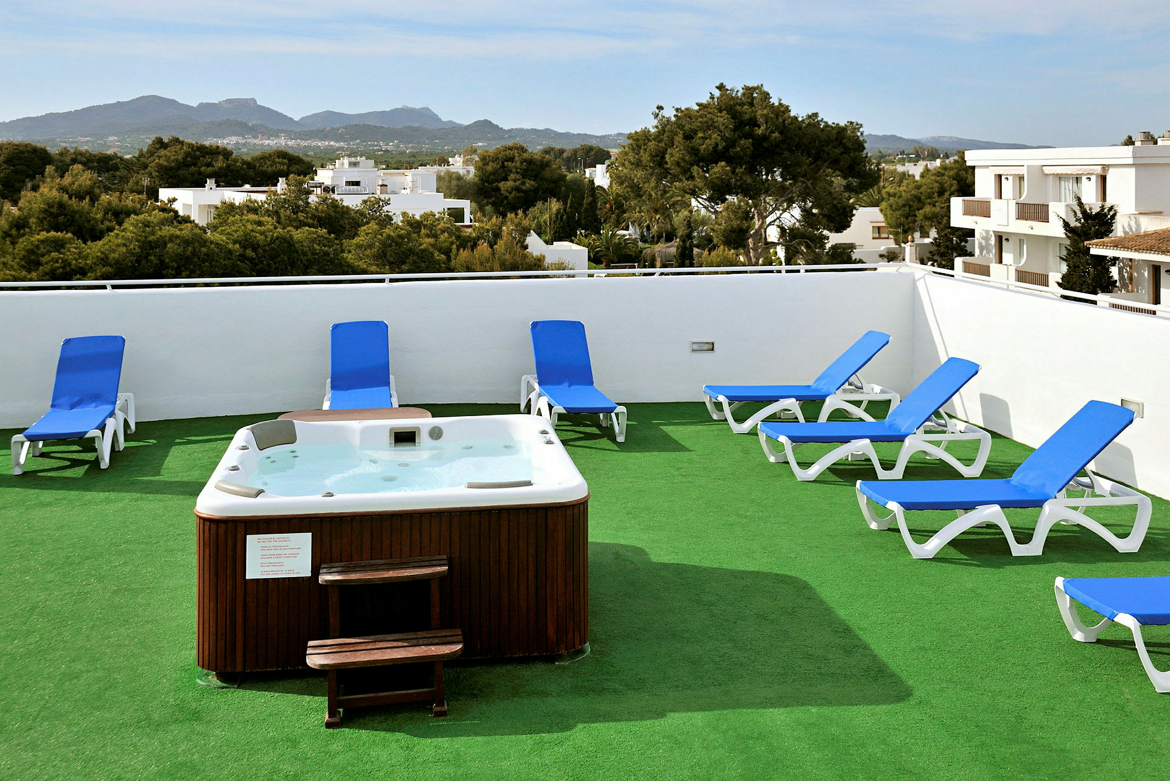 Takterrass med solstolar och en bubbelpool. (AI-genererad text)