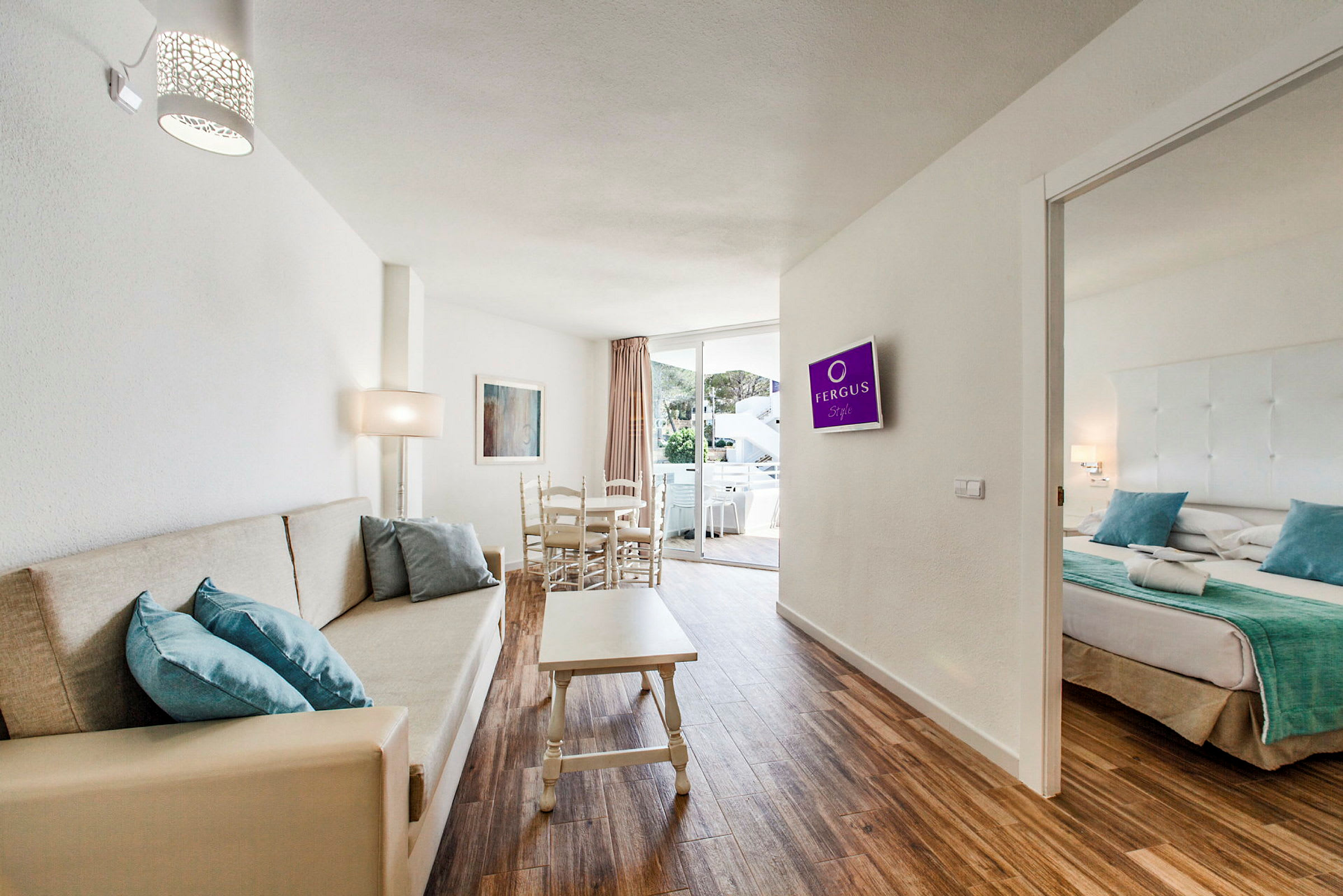 Bild av ett hotellrum med vardagsrum, soffa, matbord och anslutande sovrum. (AI-genererad text)