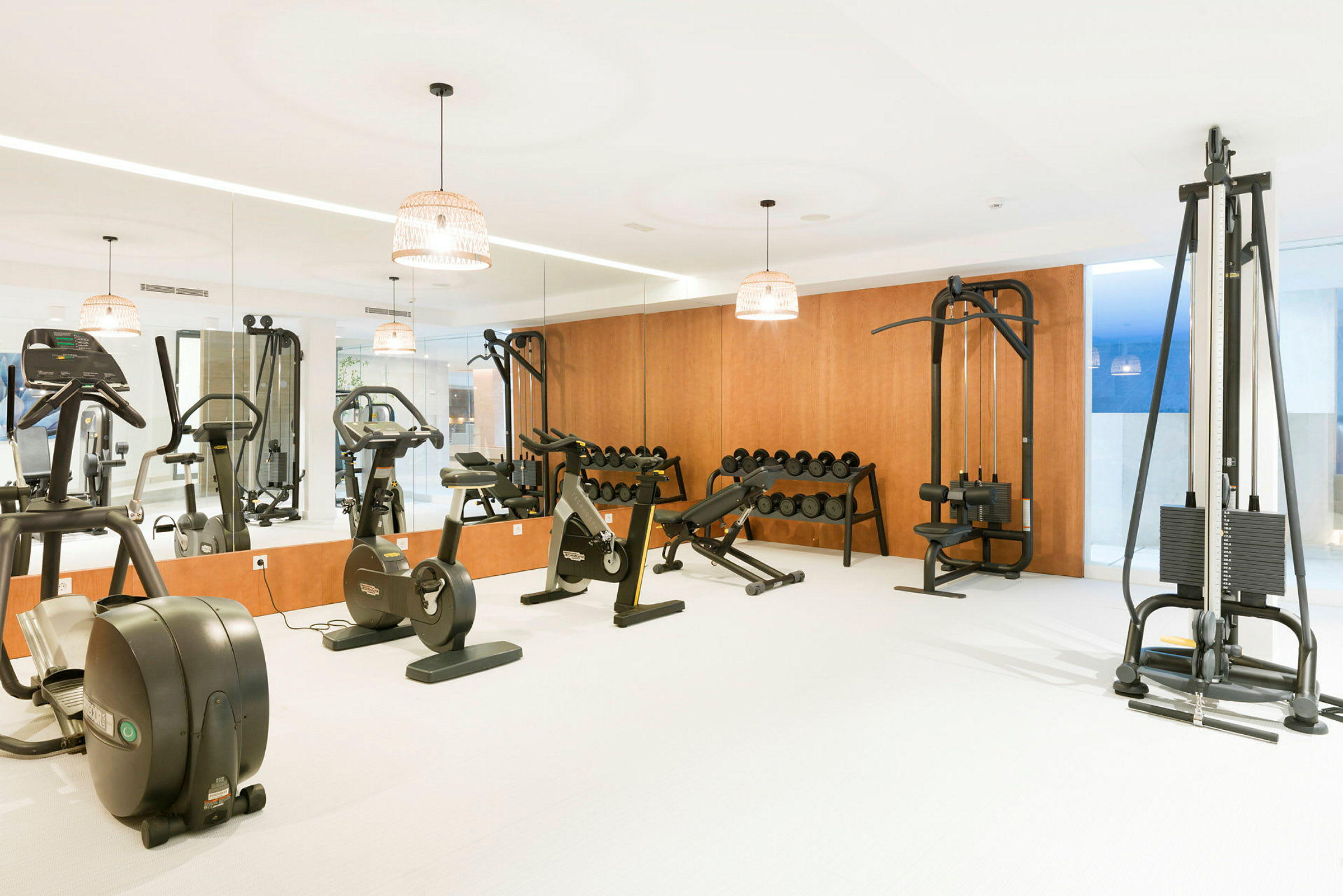 Gymrum med träningsmaskiner och fria vikter. (AI-genererad text)