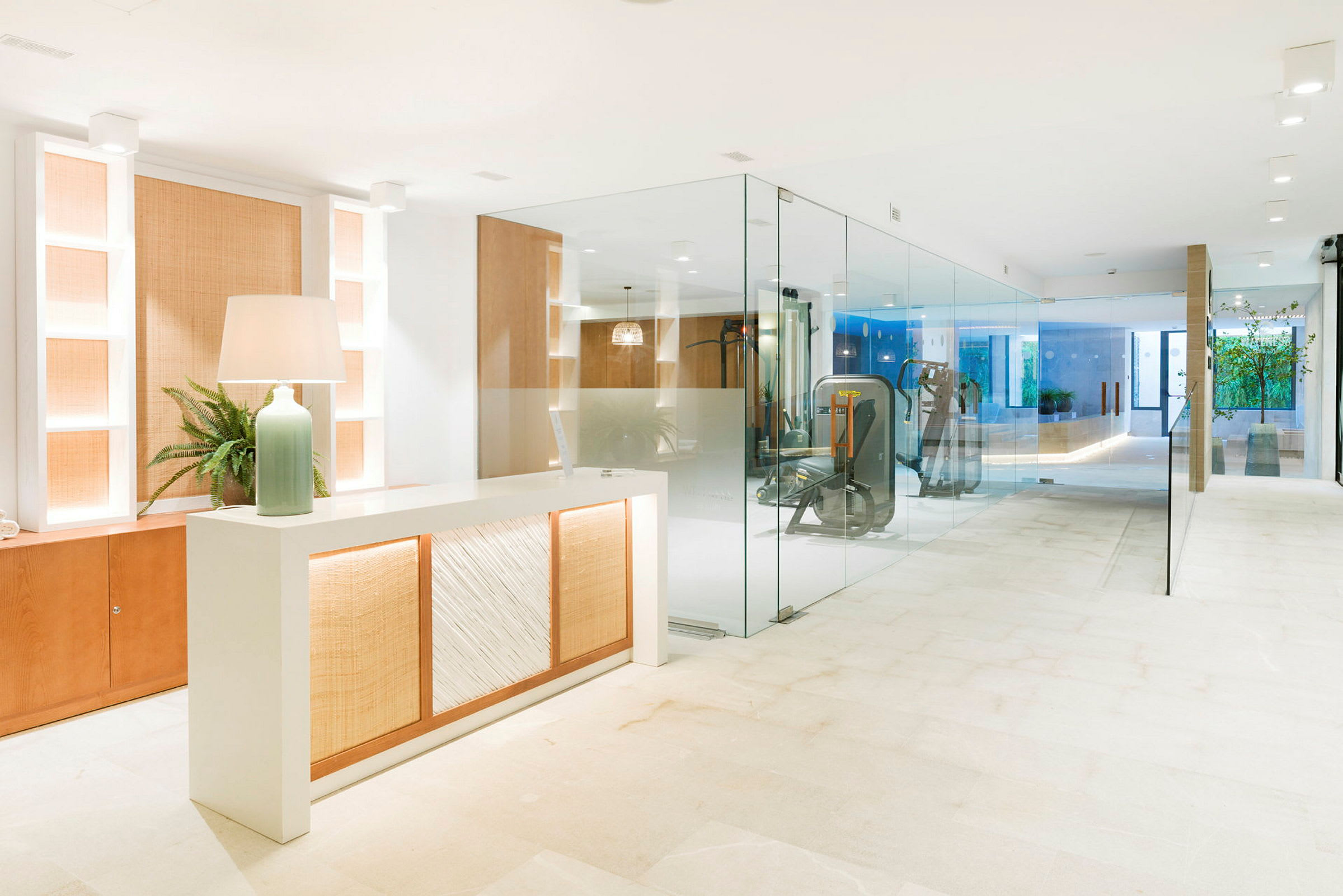 Hotellgym med modern inredning och träningsutrustning. (AI-genererad text)