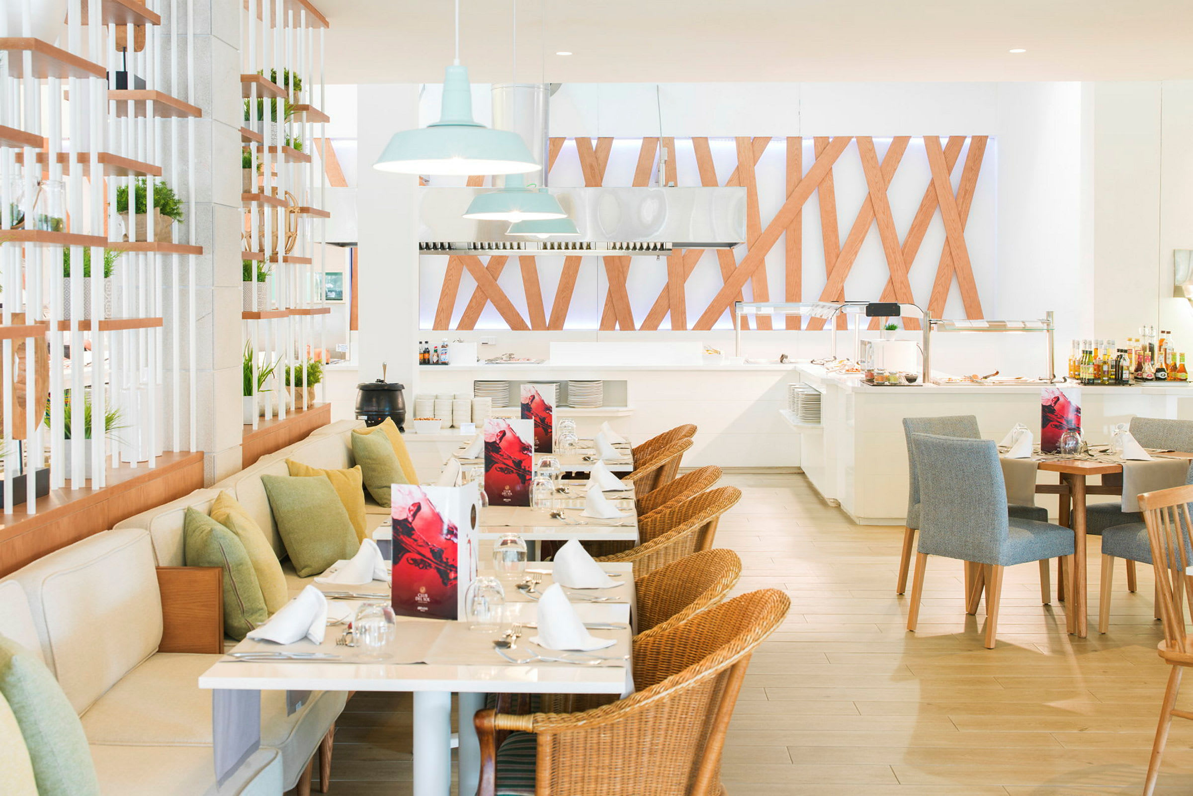 Öppen restauranglokal med bord, stolar och dekorativa träpaneler. (AI-genererad text)