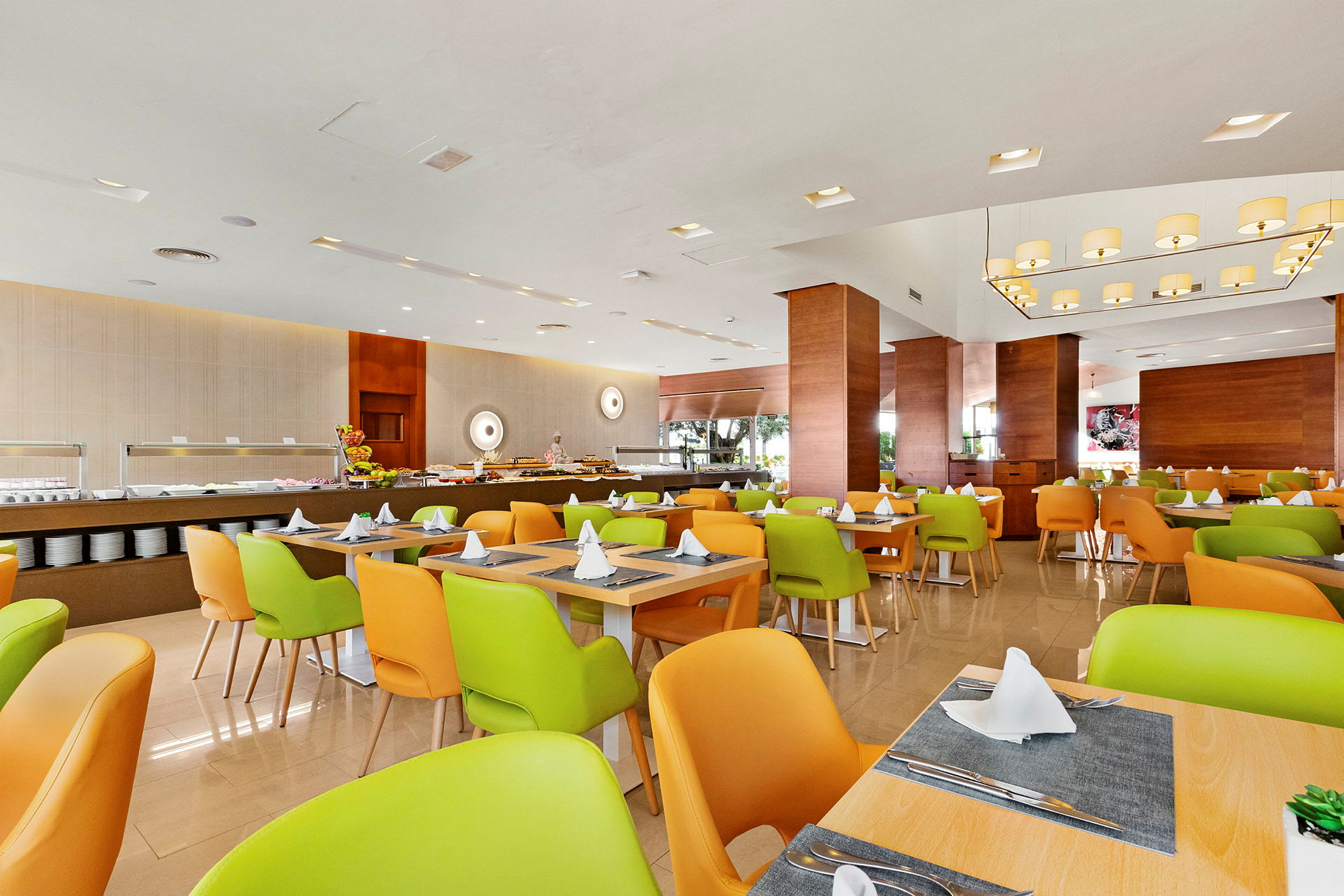 Bild av en restaurang med färgglada stolar och uppdukat för måltid. (AI-genererad text)