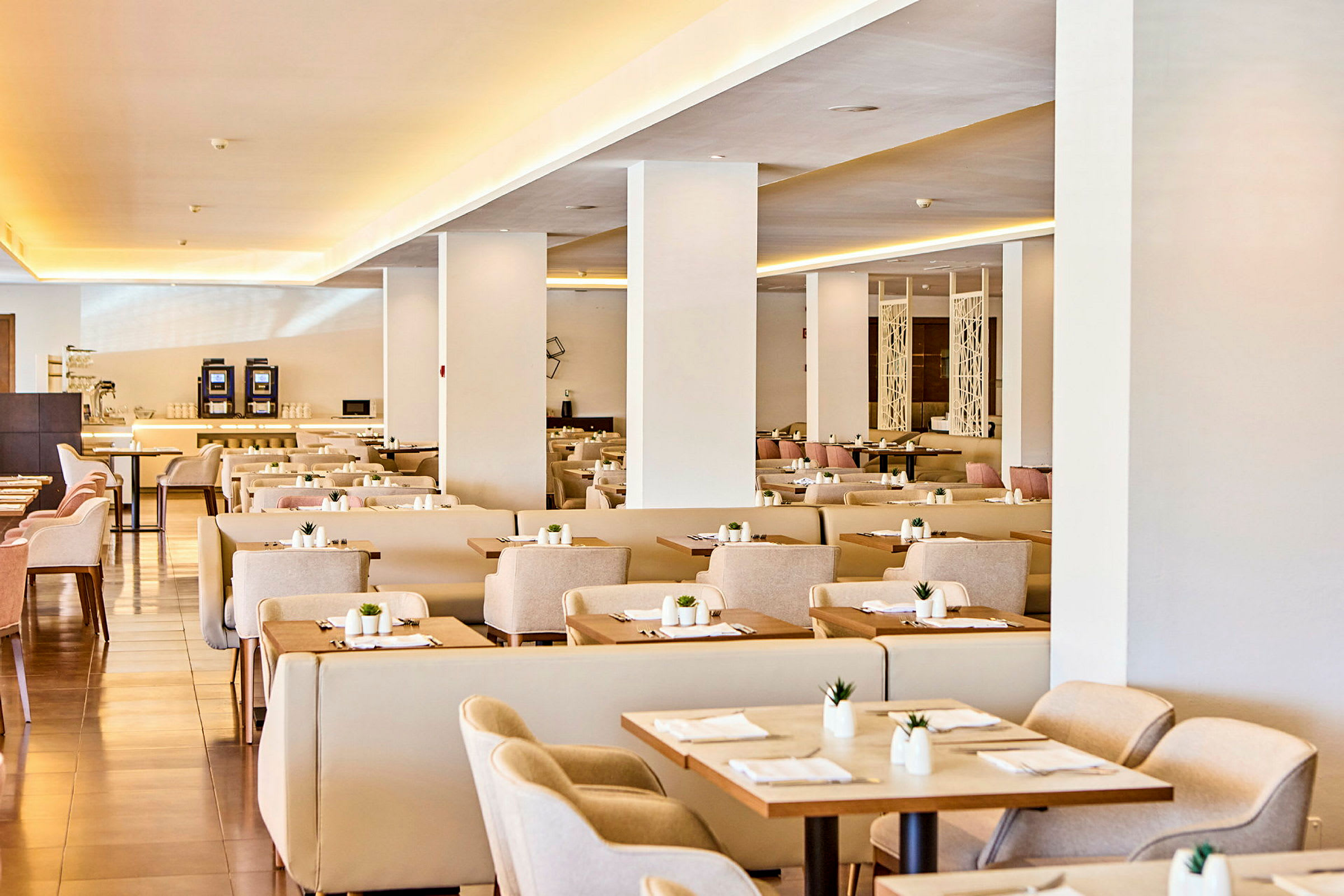 En elegant restaurang med uppdukade bord och beigea stolar. (AI-genererad text)