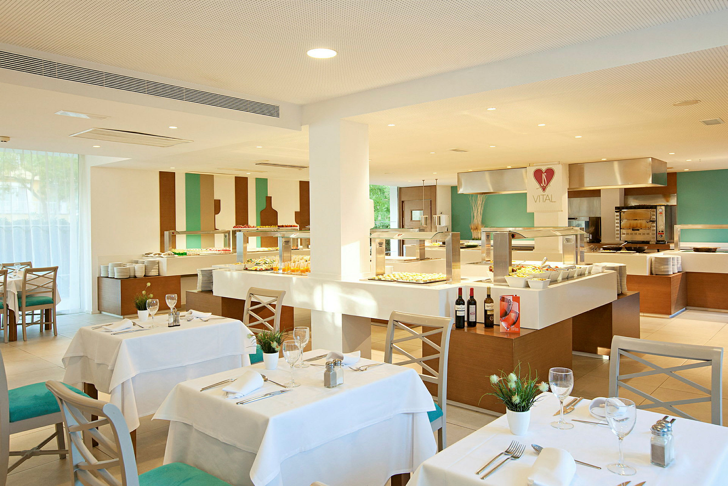 Restaurang med dukade bord och bufféområde. (AI-genererad text)