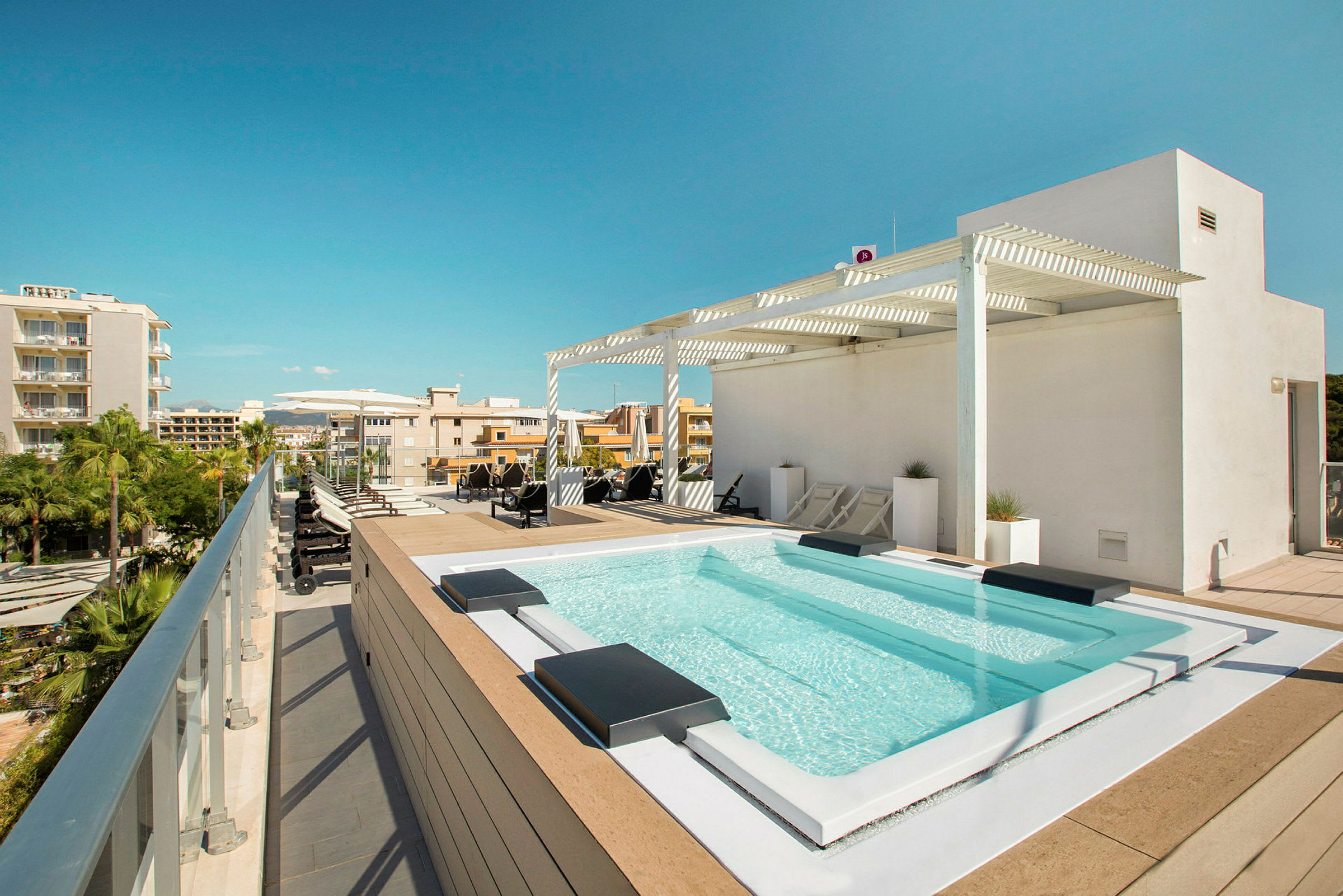 Takterrass med pool, solsängar och pergola. (AI-genererad text)