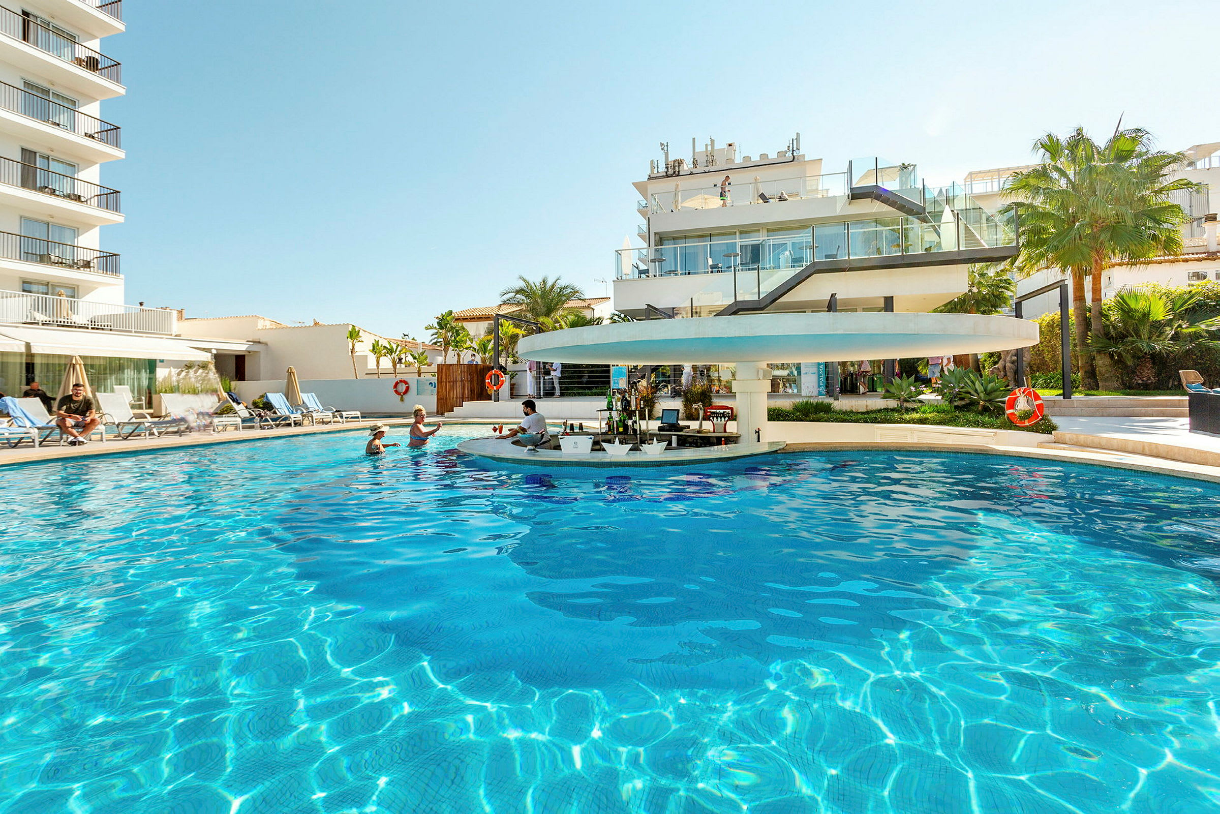 Hotellpool med bar och solstolar. (AI-genererad text)
