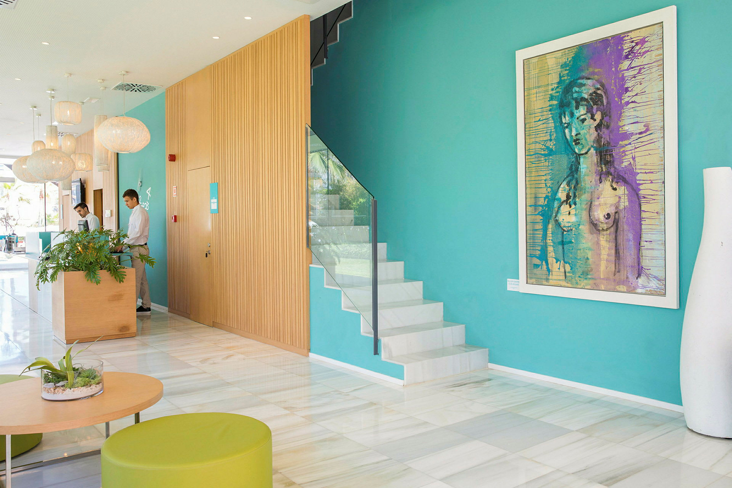 Hotellets eleganta lobby med färgglad konst på väggarna och moderna möbler. (AI-genererad text)