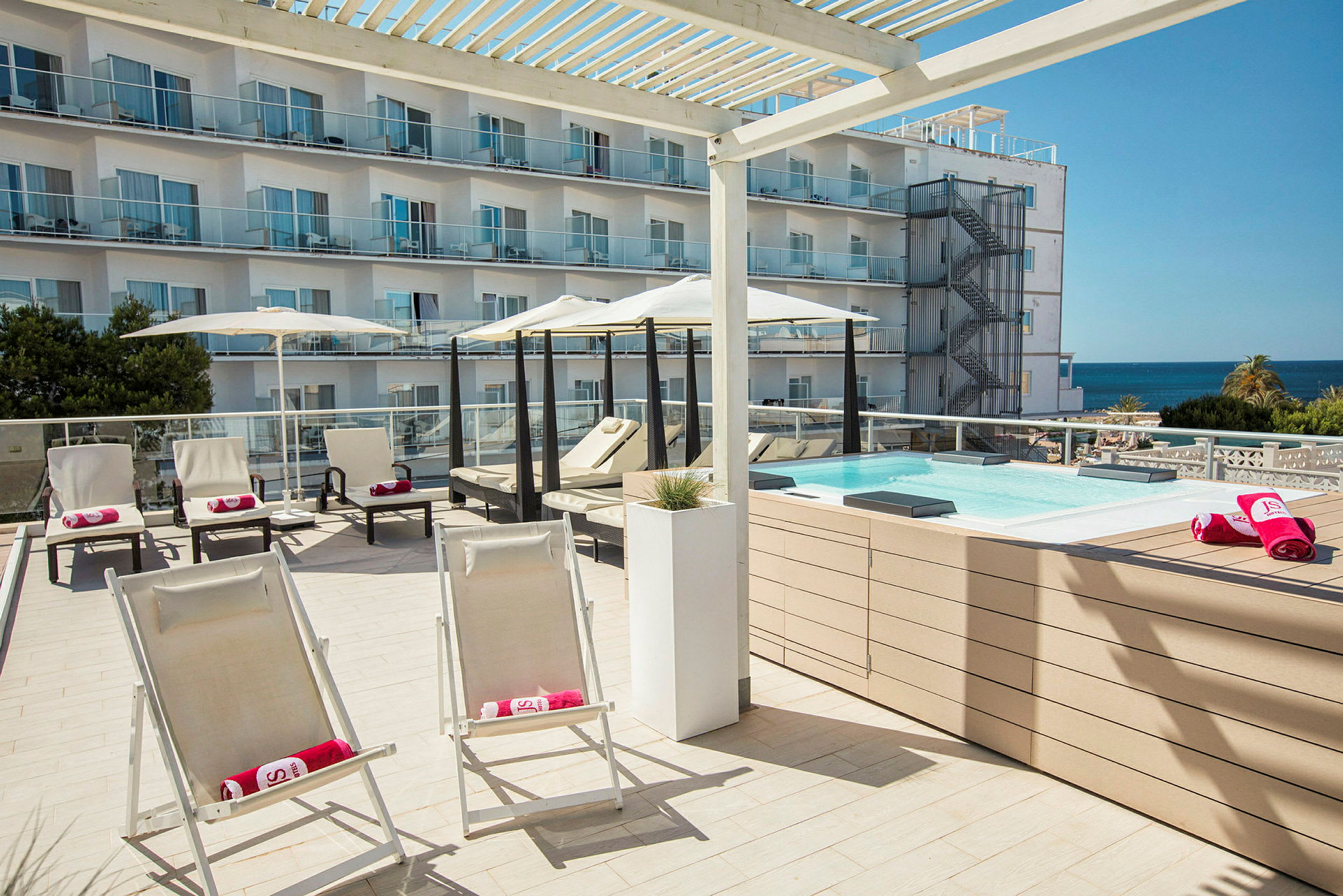 Solstolar och parasoller vid en liten pool på en terrass. (AI-genererad text)