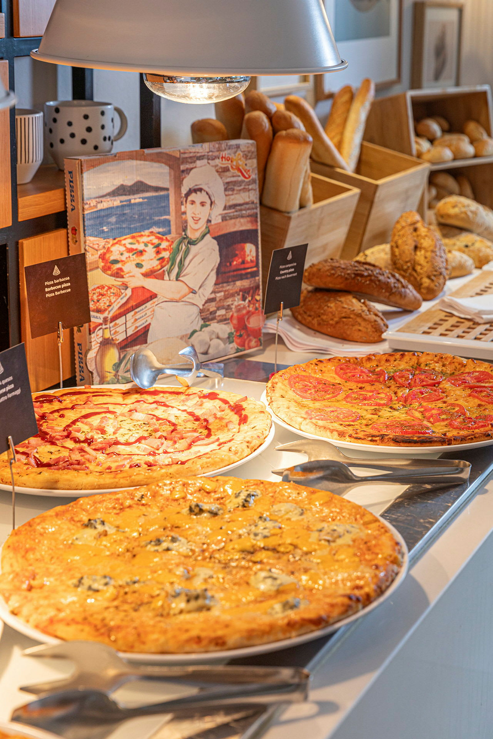 En buffé med olika sorters pizza och bröd. (AI-genererad text)