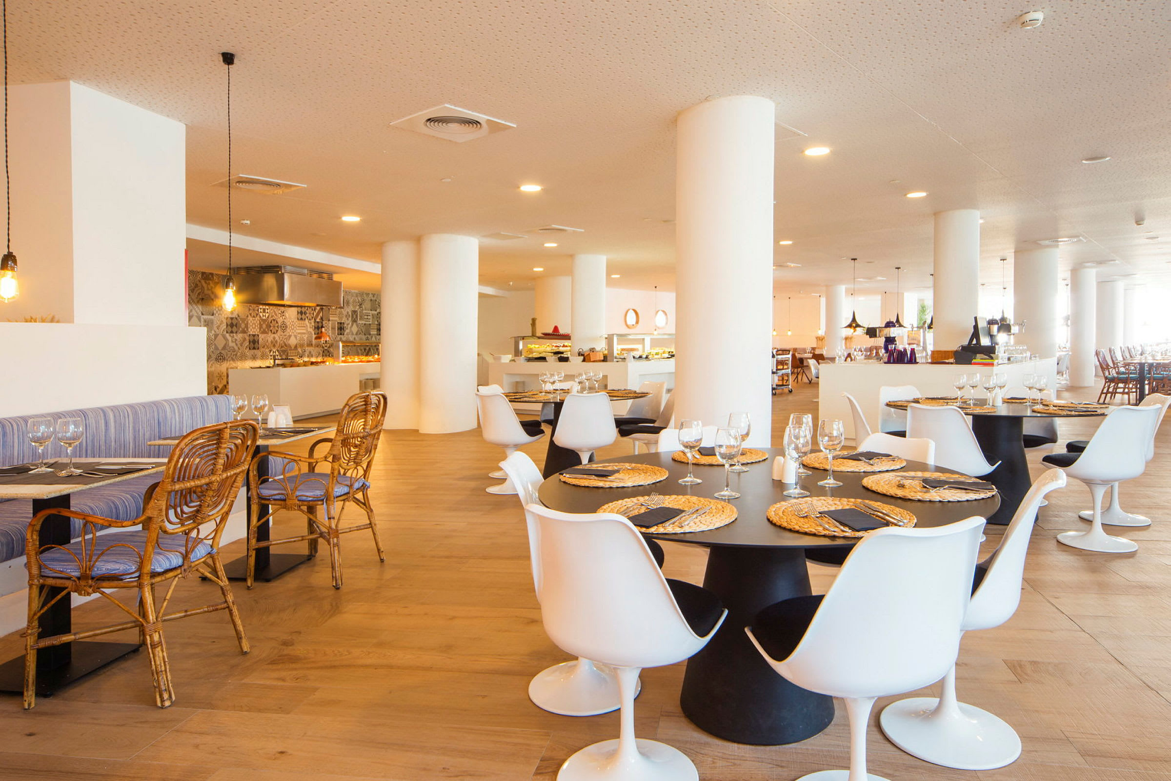Restaurang med sittplatser, bord och dekorativ belysning. (AI-genererad text)