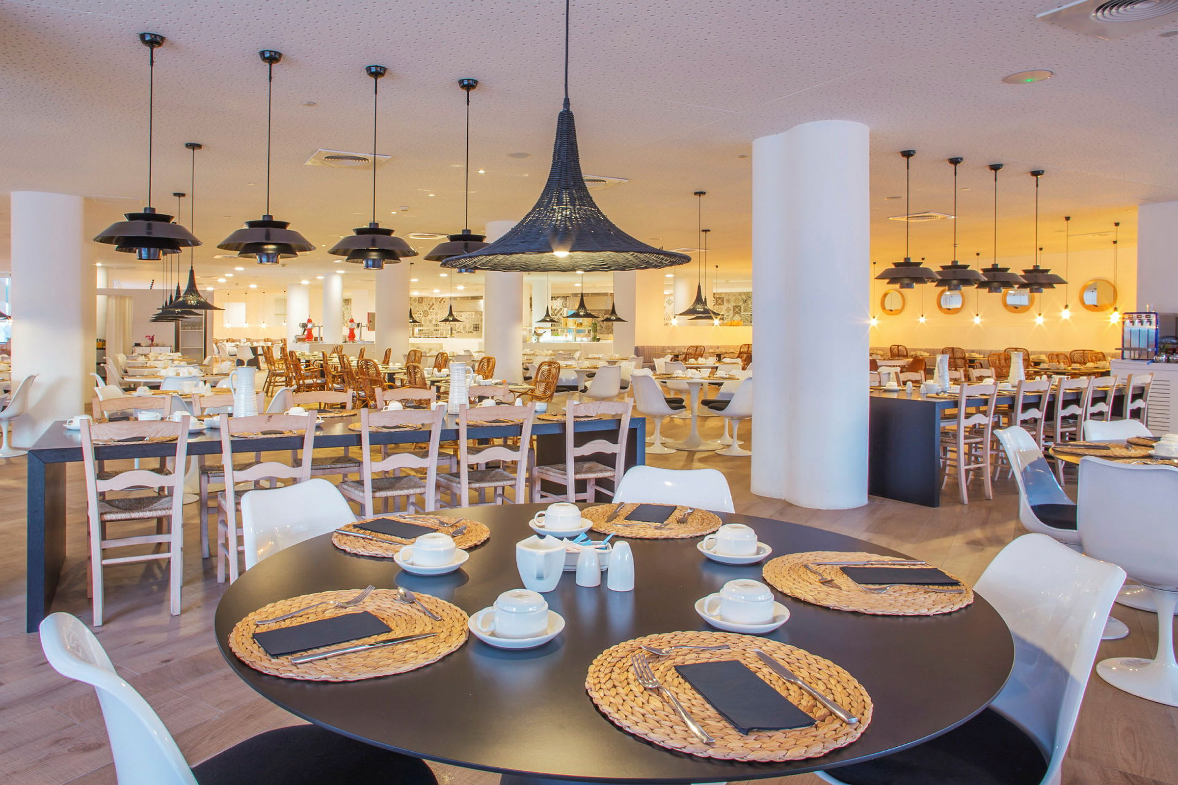 Uppdukad restaurang med bord och sittplatser. (AI-genererad text)