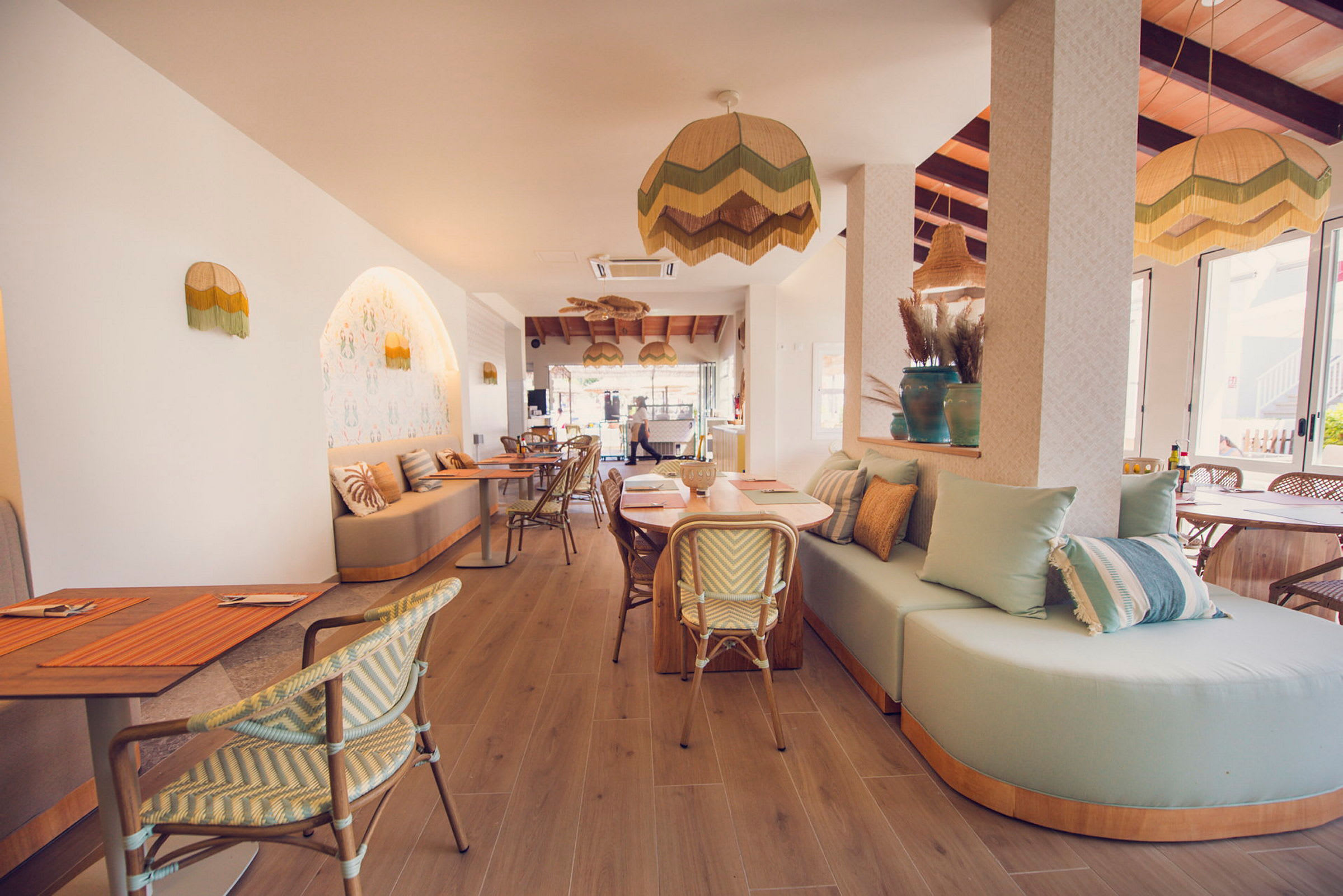 Restaurang med bord och stolar samt modern inredning. (AI-genererad text)