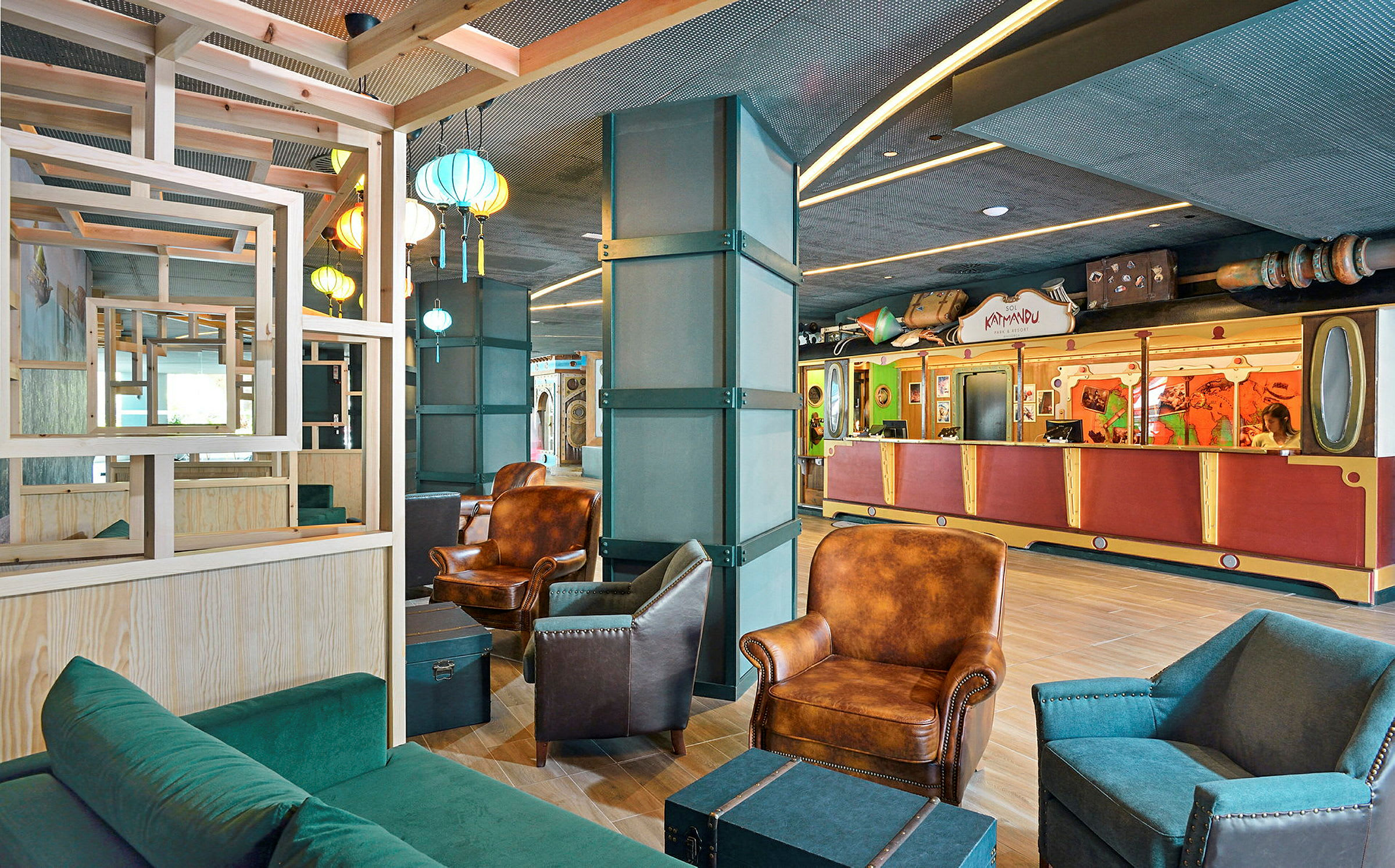 Ett hotellobbyutrymme med sittmöbler i olika färger och en receptionsdisk i bakgrunden. (AI-genererad text)