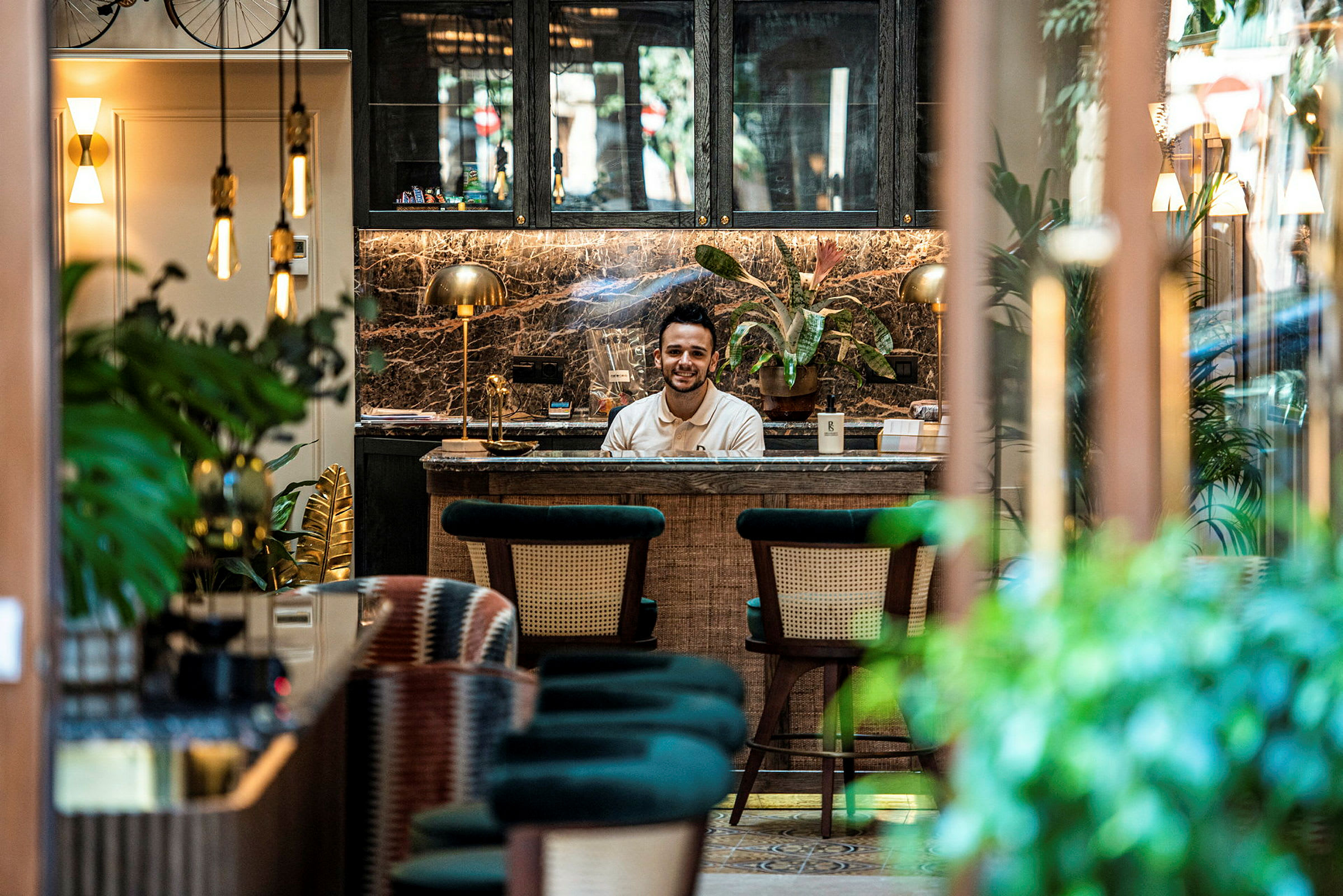 Receptionen i ett hotell med elegant interiördesign. (AI-genererad text)