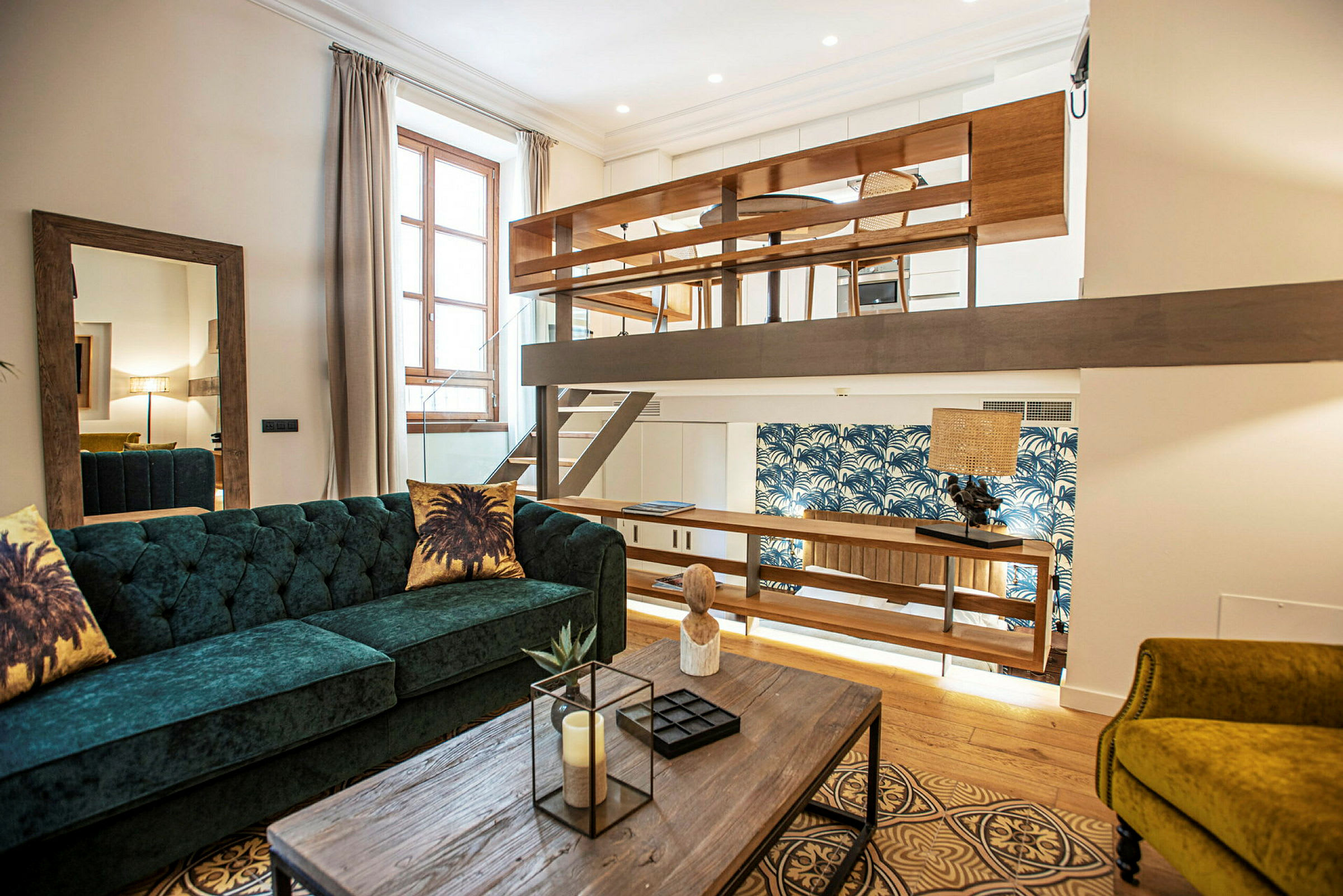En modern lägenhet med loft och inredd med soffa och träbord. (AI-genererad text)