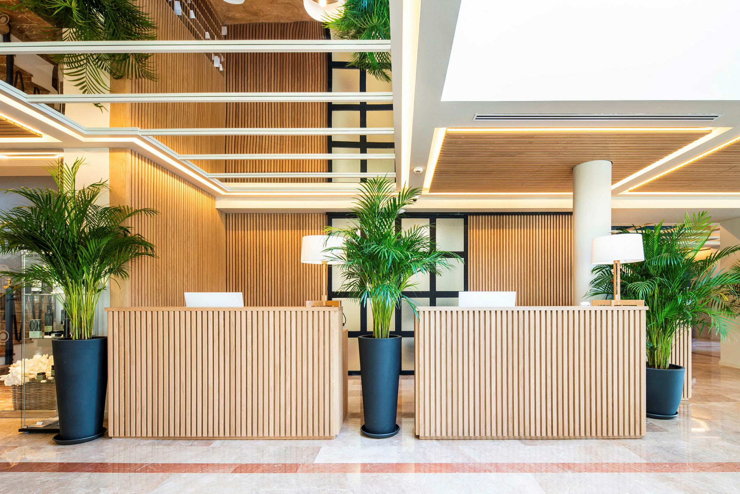 Reception med träpaneler och gröna växter. (AI-genererad text)