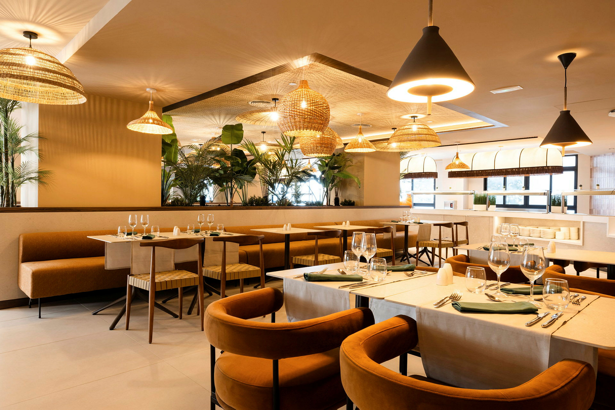 Restaurang med trevliga bord, bekväma stolar och dekorativ växtlighet. (AI-genererad text)