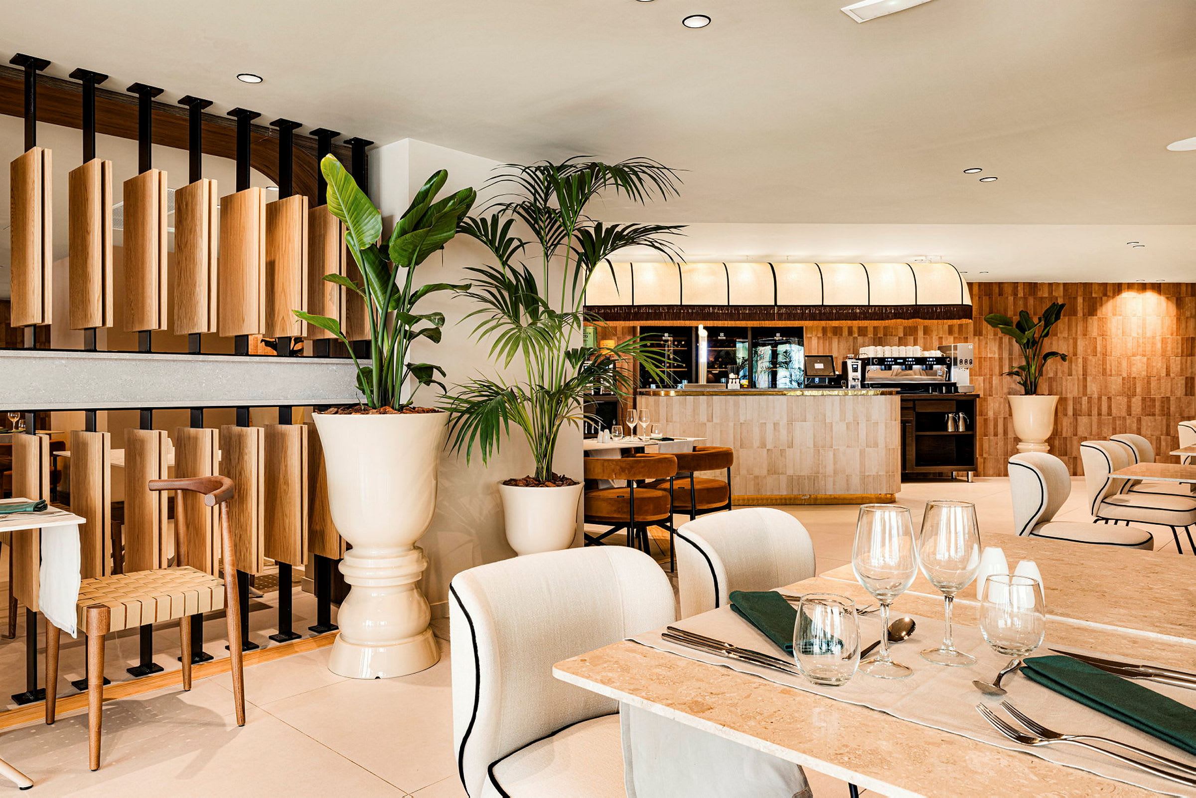 En modern restaurang med stilren inredning, träpaneler och dekorativa växter. (AI-genererad text)