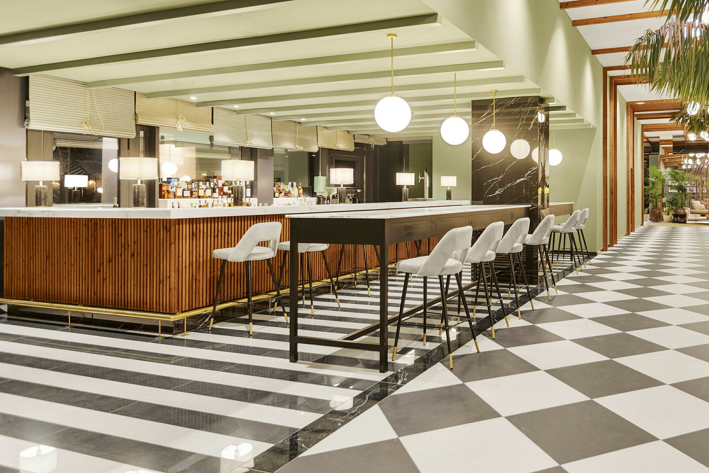 En modern bar med höga stolar och rutigt golv. (AI-genererad text)