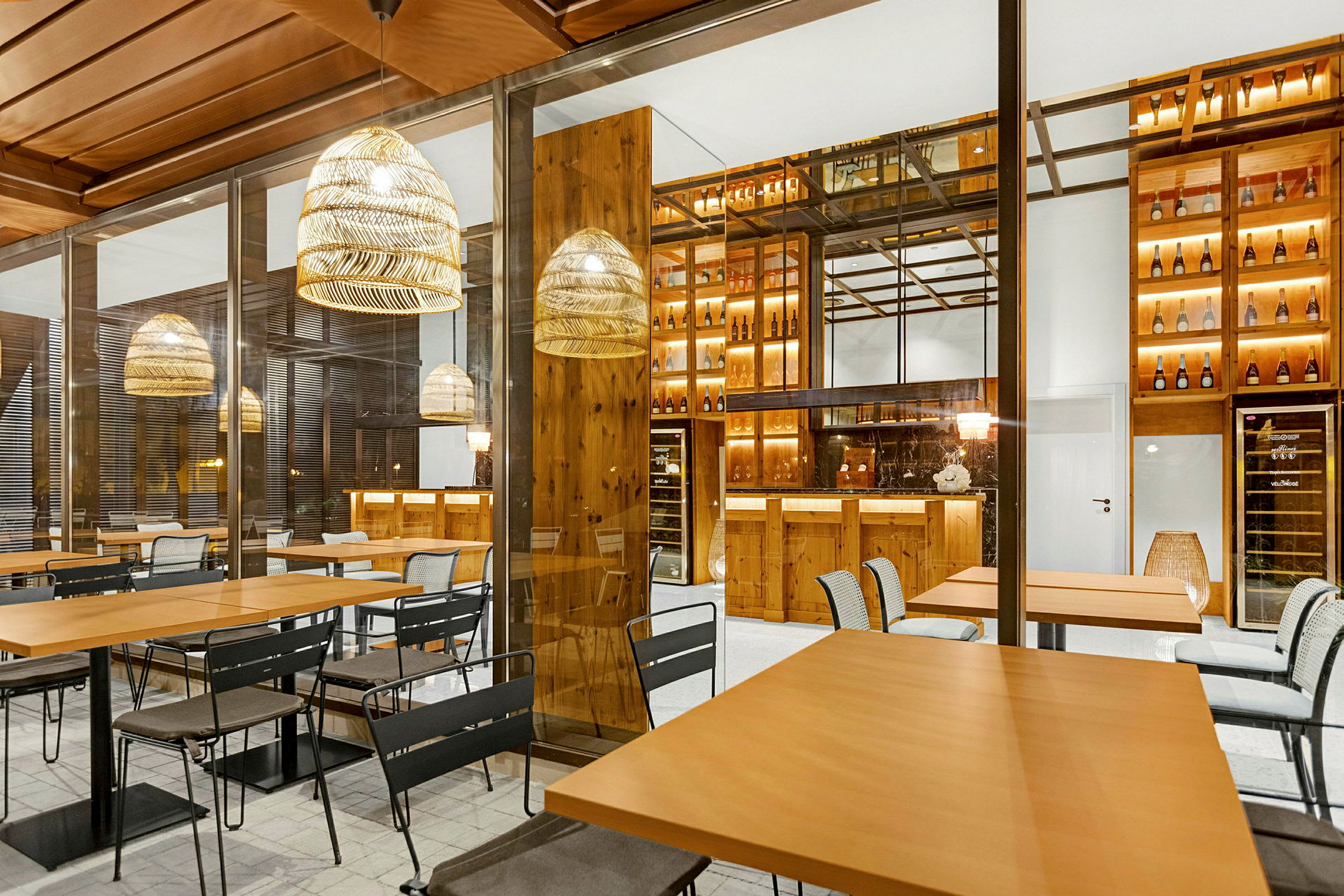 Restaurang med bord, stolar och träinredning. (AI-genererad text)