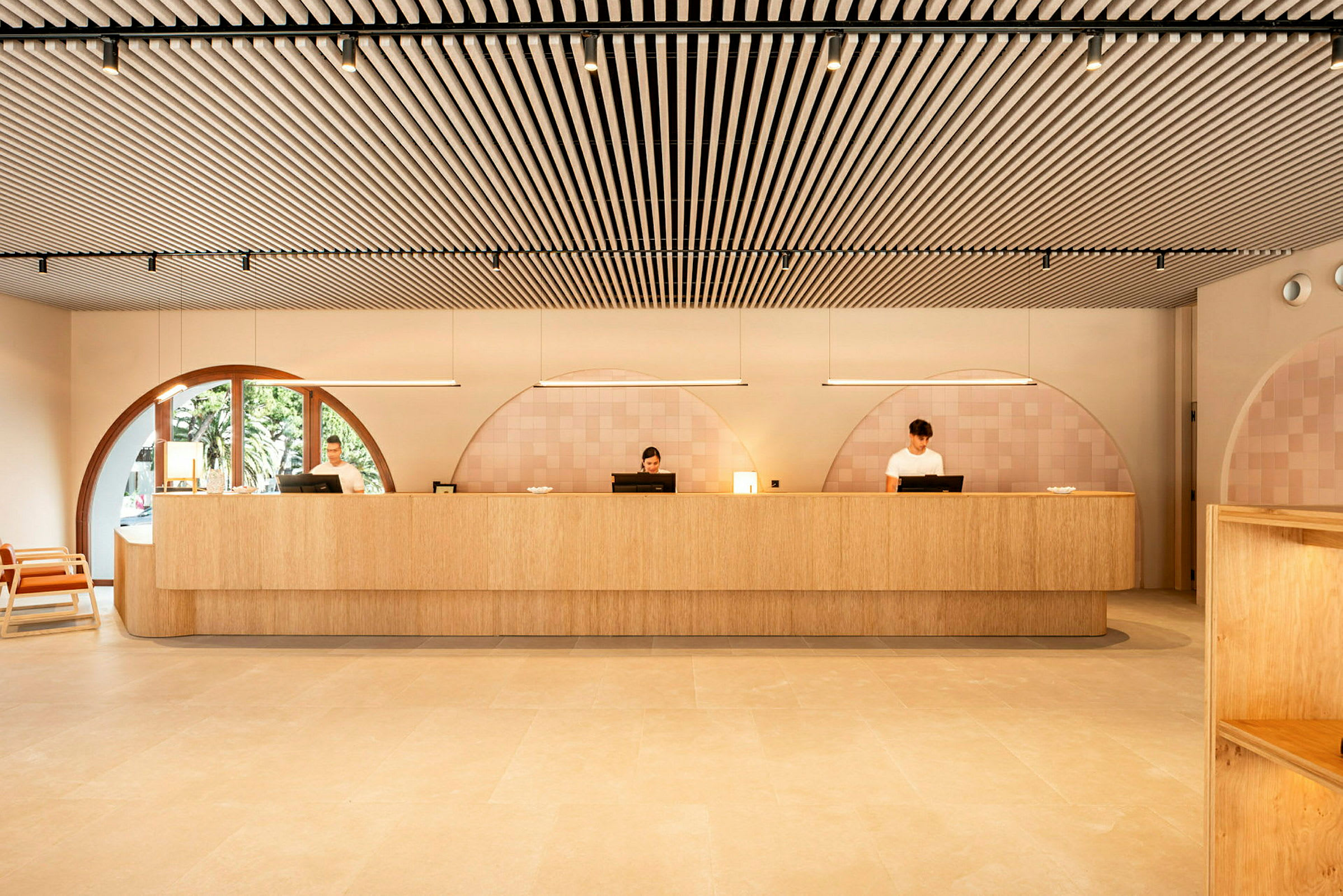 Modernt receptionområde med träinredning och bågformade fönster. (AI-genererad text)