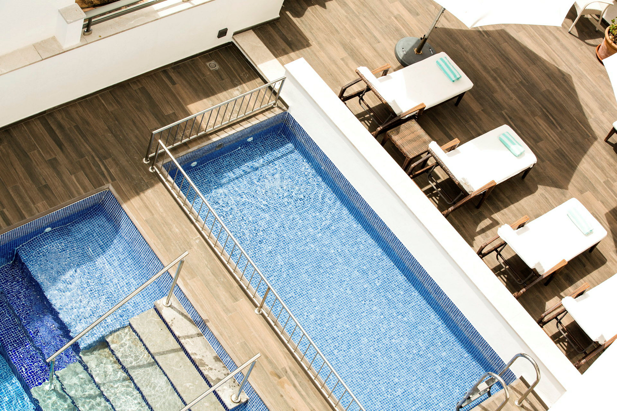 Poolområde med solstolar och paraplyer. (AI-genererad text)