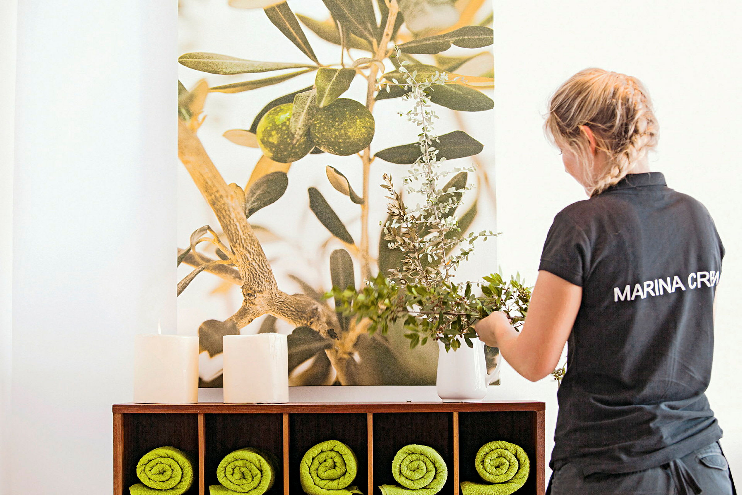 Kvinna arrangerar en blomsterbukett bredvid dekorativa föremål. (AI-genererad text)