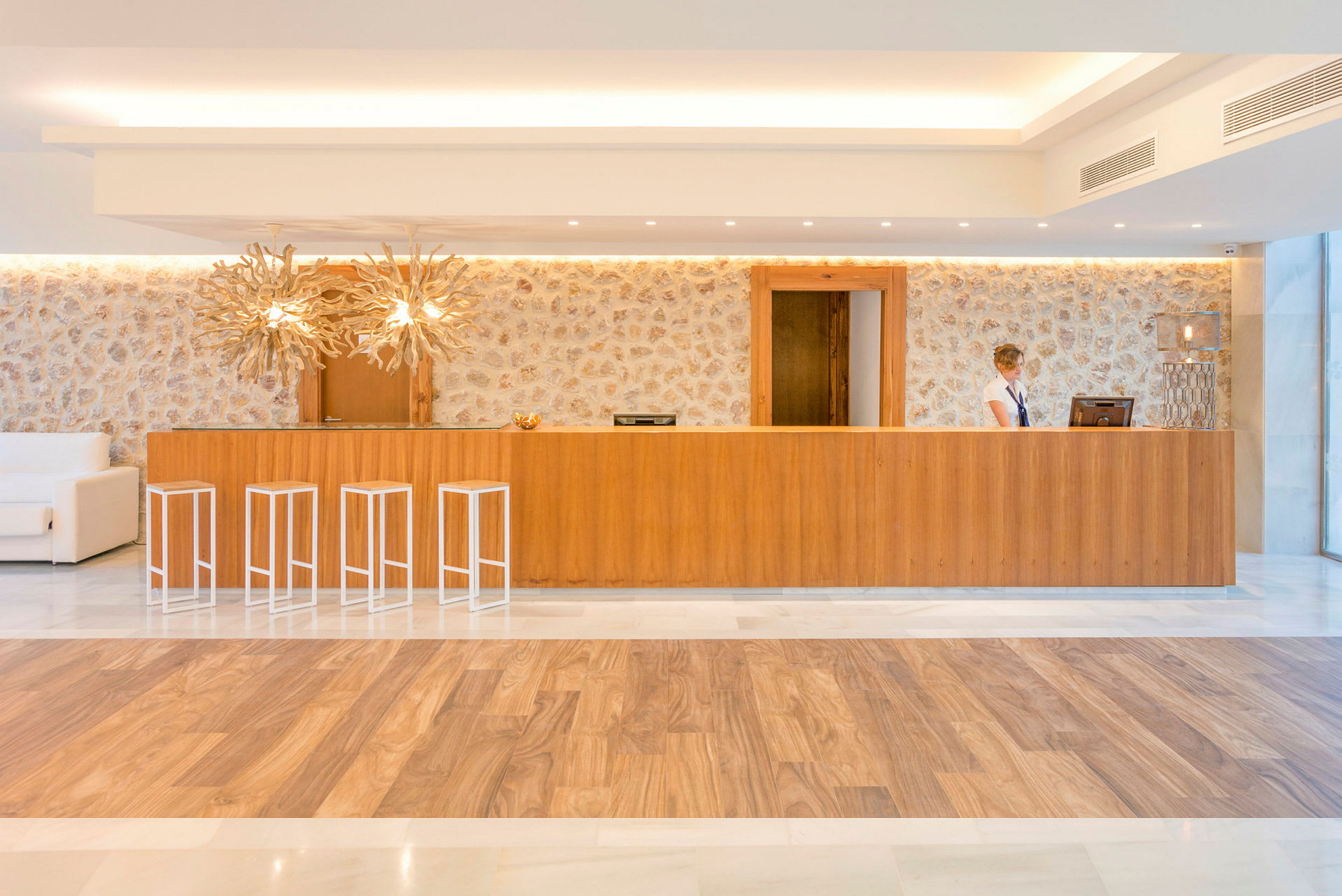 Reception med träinredning och stolar vid disken, modern design. (AI-genererad text)
