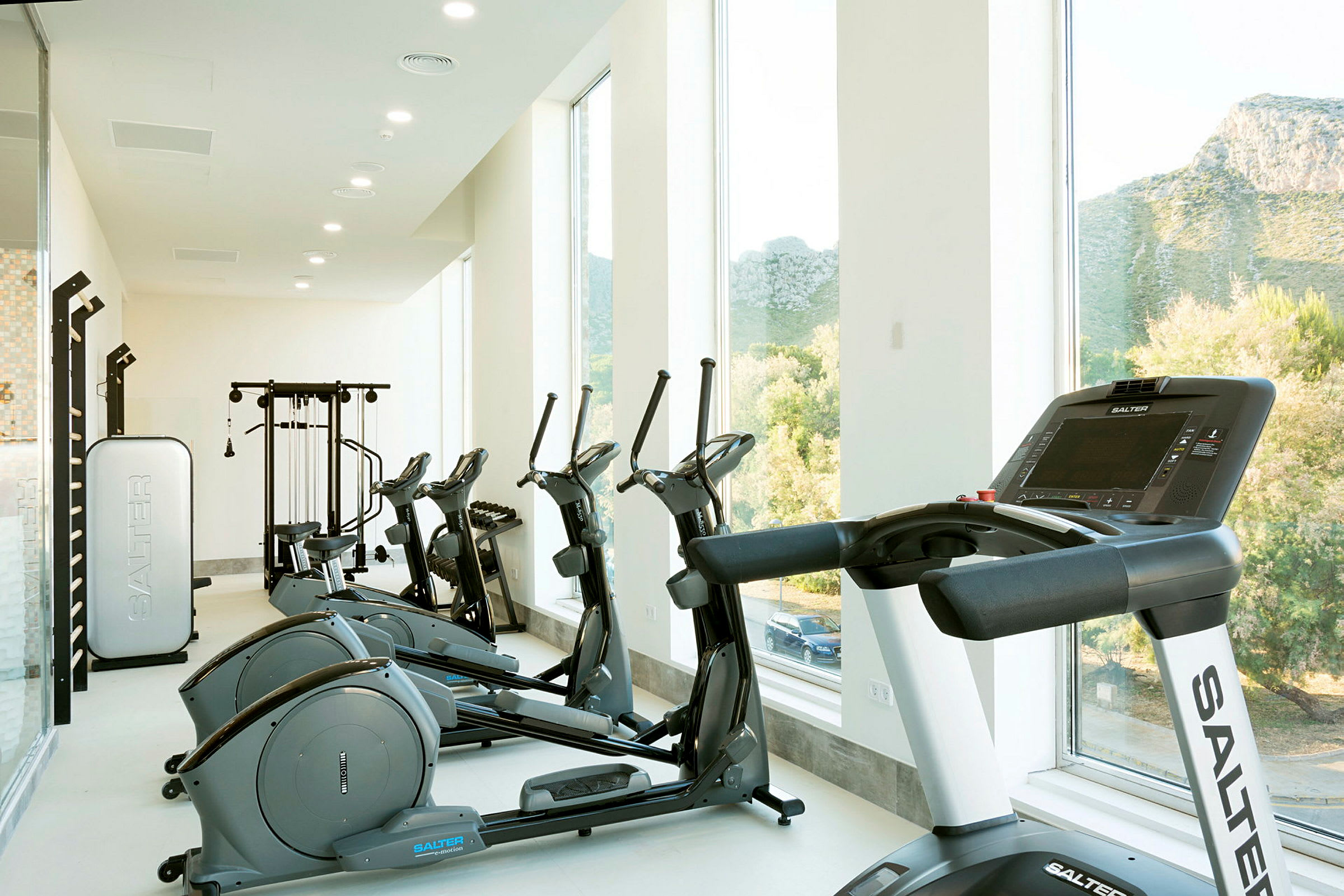 Ett gym med träningsmaskiner, inklusive löpband och motionscyklar. (AI-genererad text)