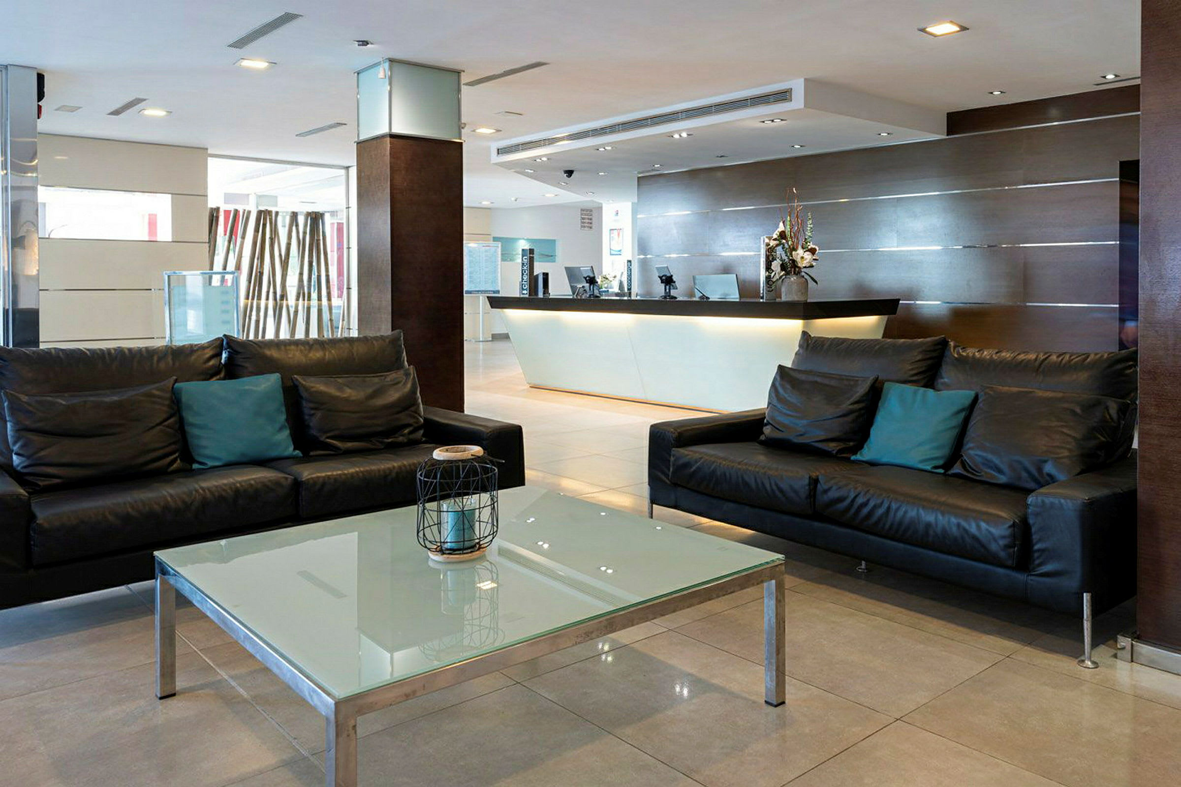 Hotellobby med soffor och receptionsdisk. (AI-genererad text)