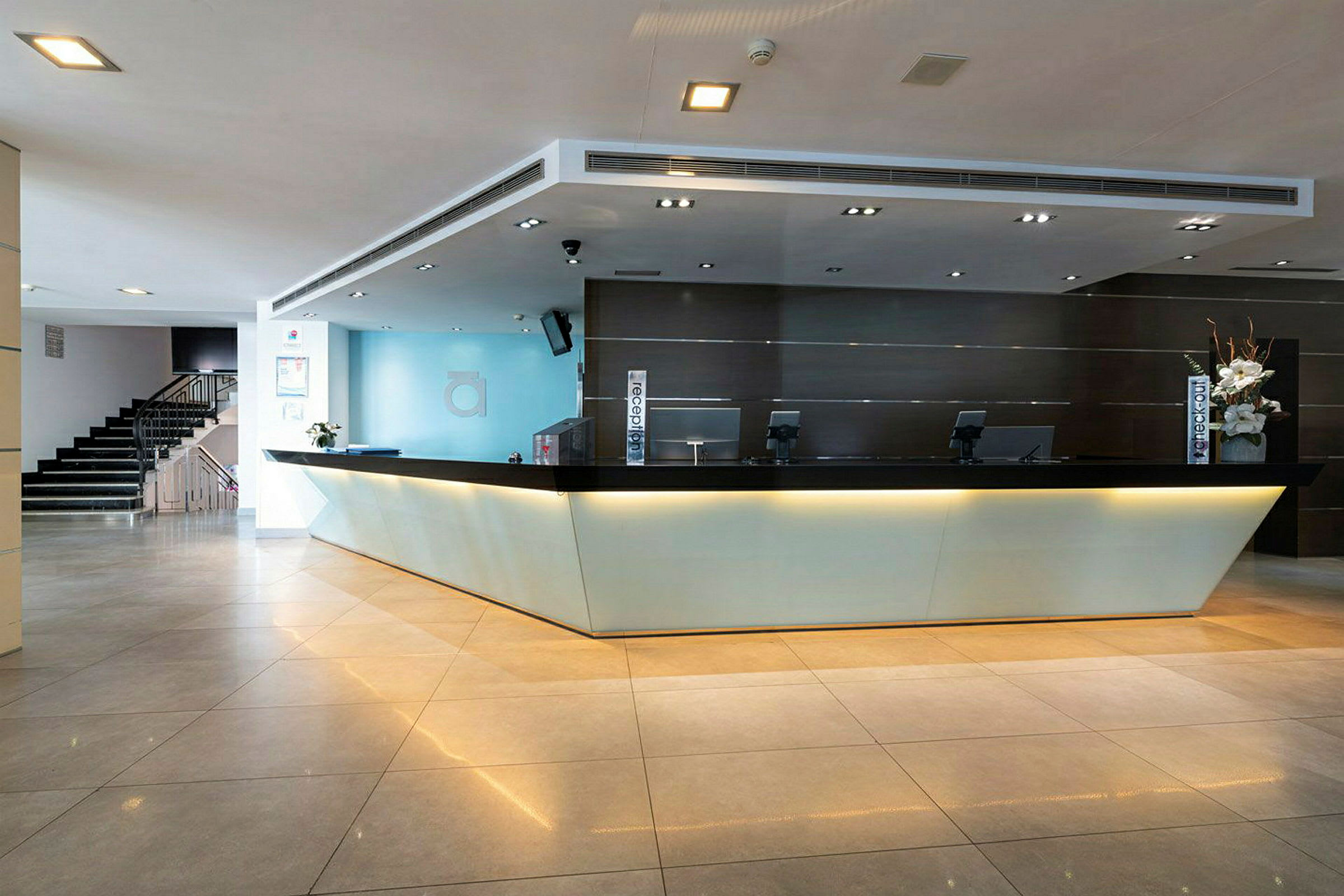 Reception med modern inredning och en stor disk. (AI-genererad text)