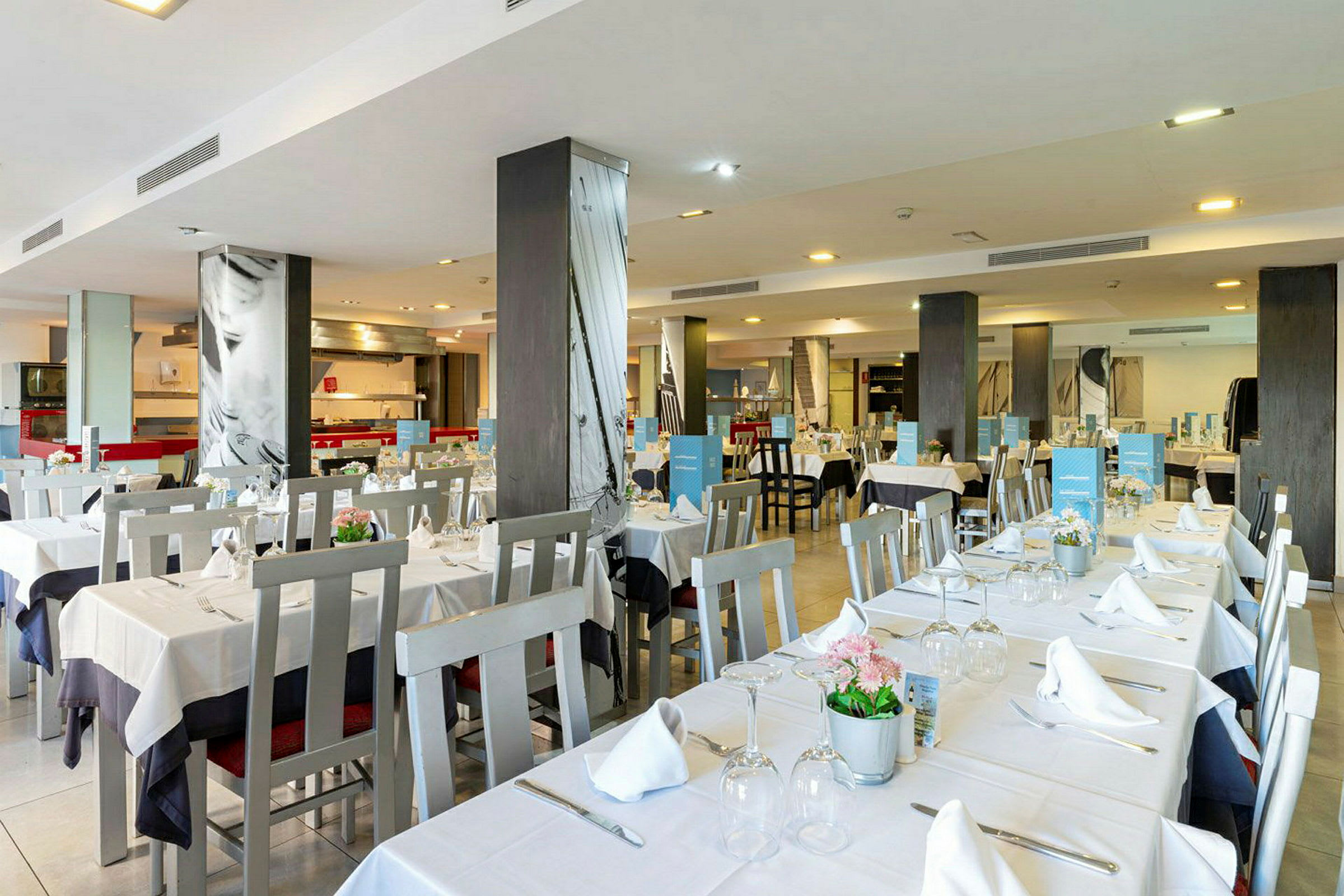 Bild av en restaurang med dukade bord och stolar. (AI-genererad text)