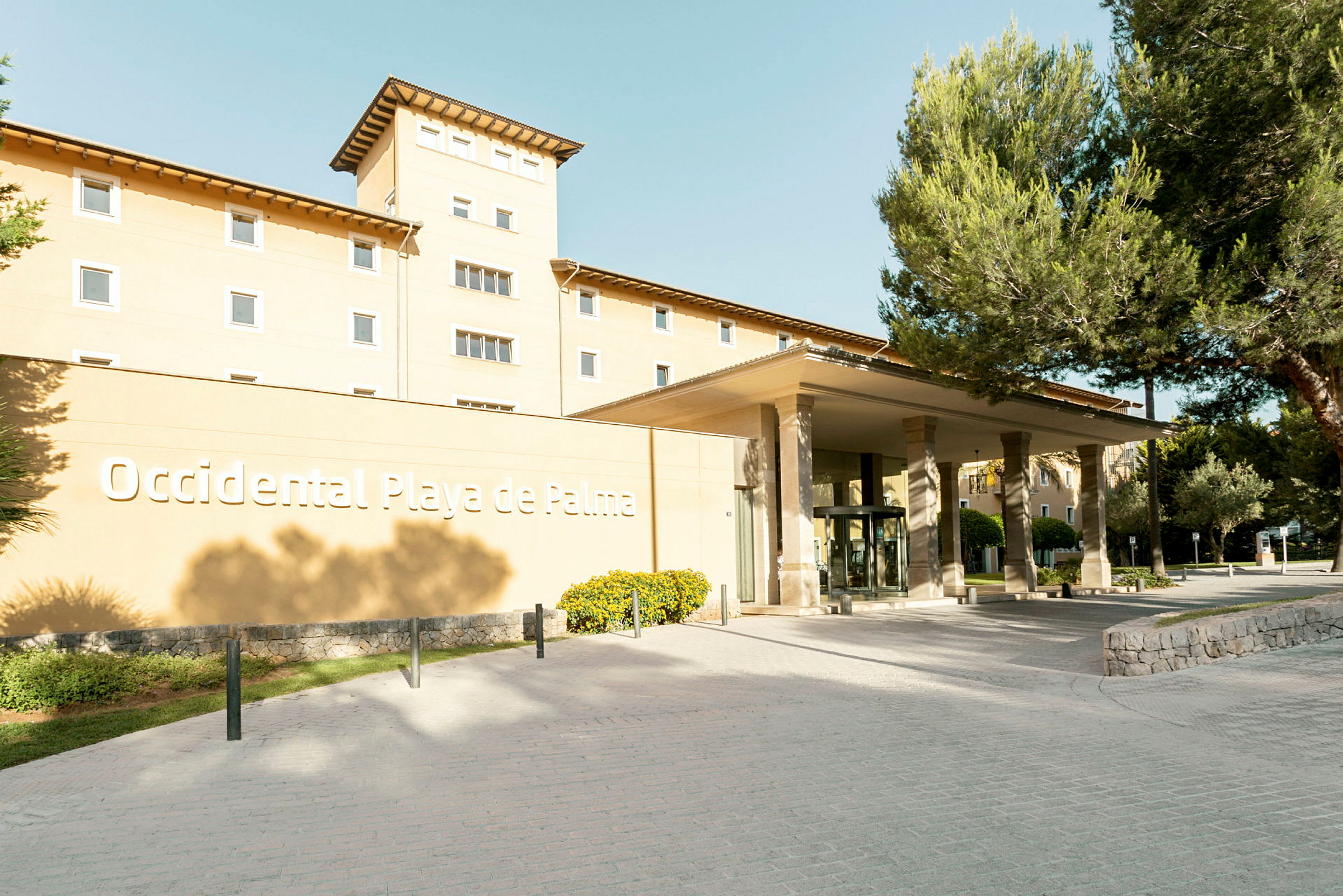 Fasad av hotellbyggnad med namnet Occidental Playa de Palma samt entréområde. (AI-genererad text)
