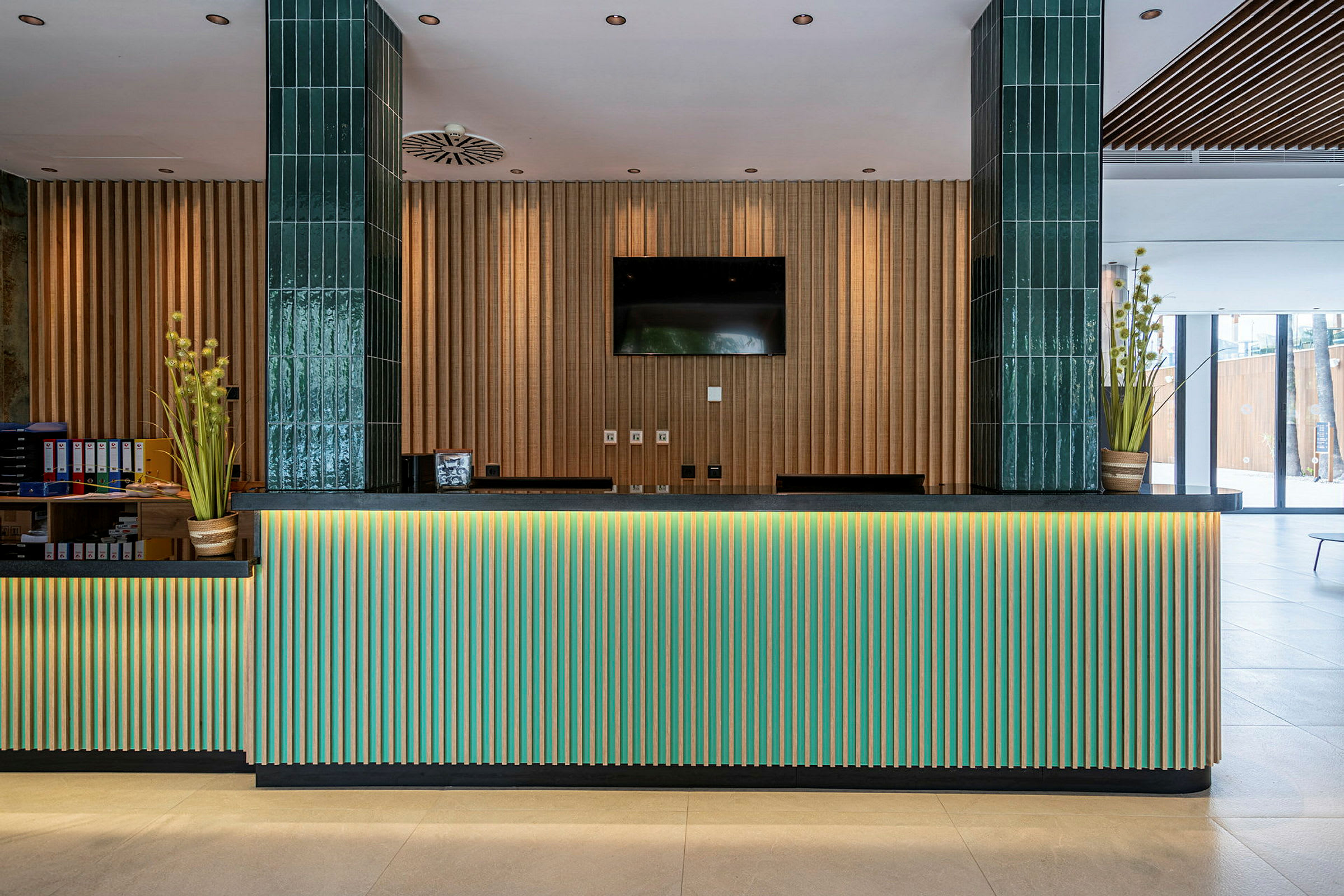 Reception med modern design och färgglada detaljer. (AI-genererad text)