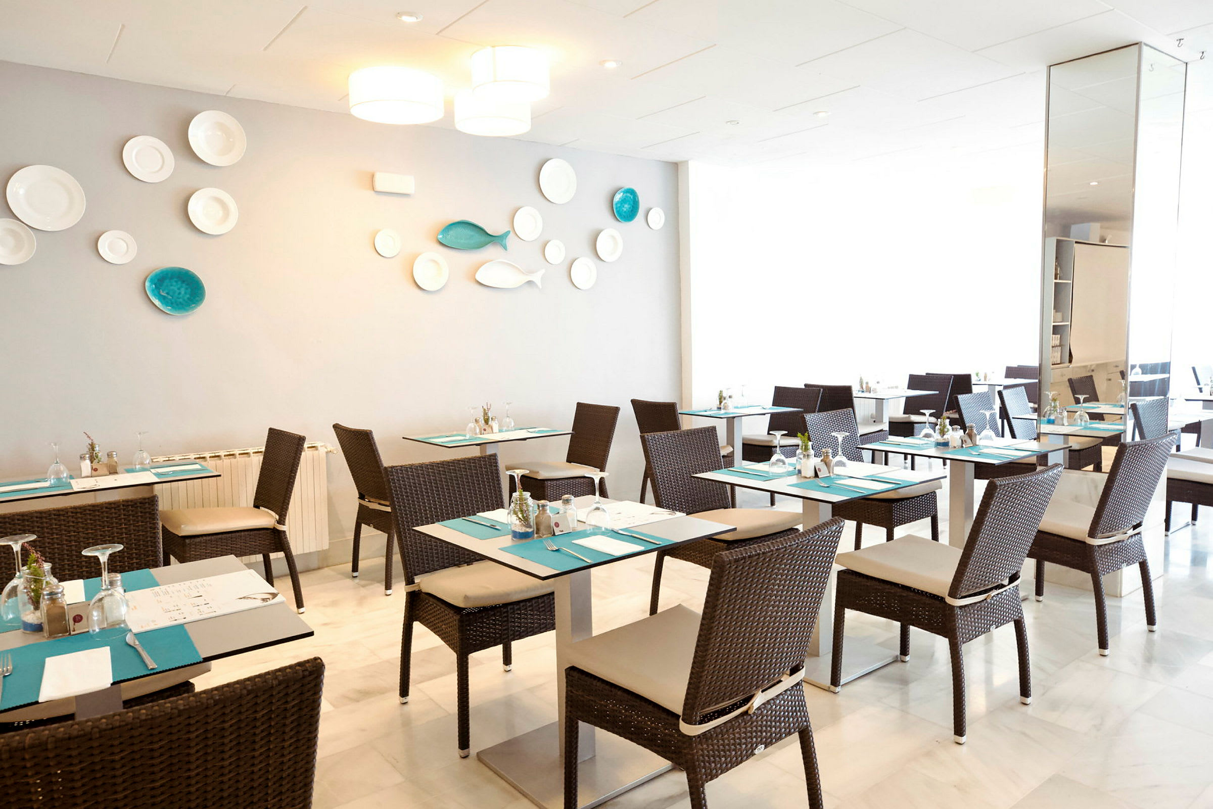 Bild på en restaurang med dukade bord och stolar. (AI-genererad text)