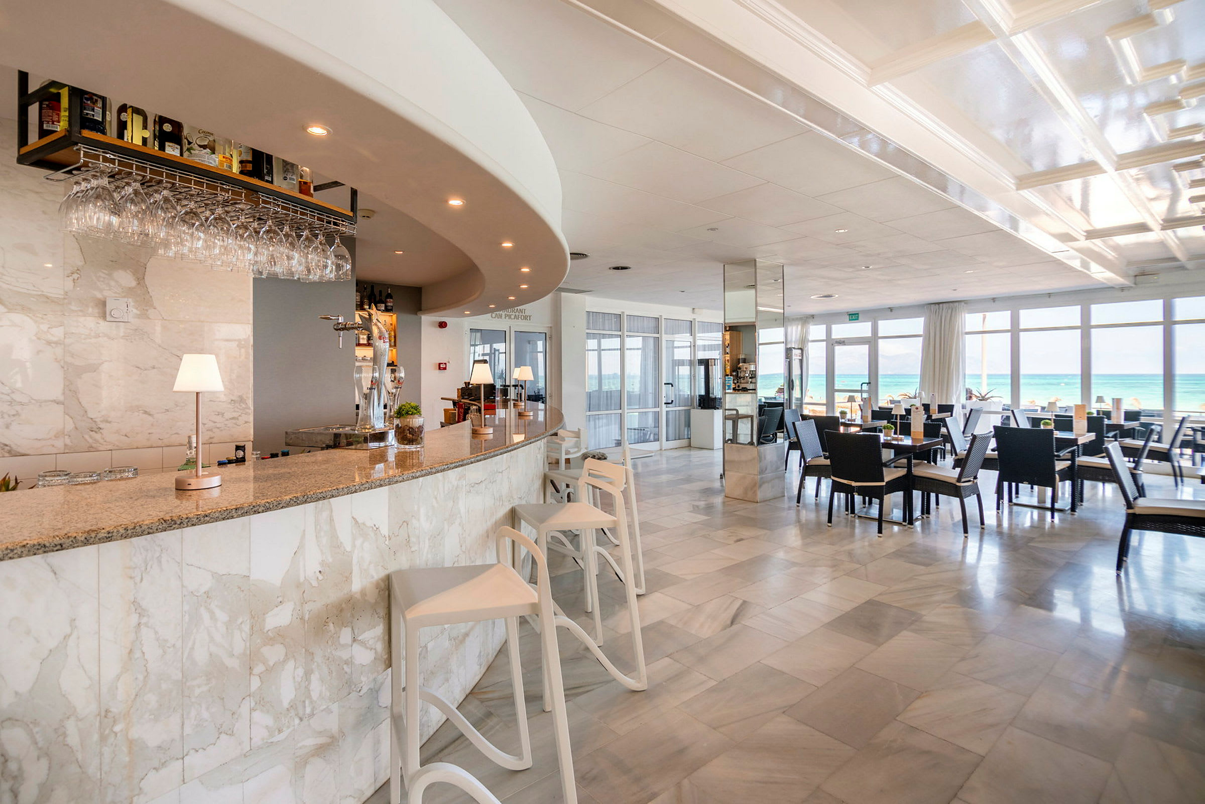 En ljus bar och restaurang med utsikt över havet. (AI-genererad text)