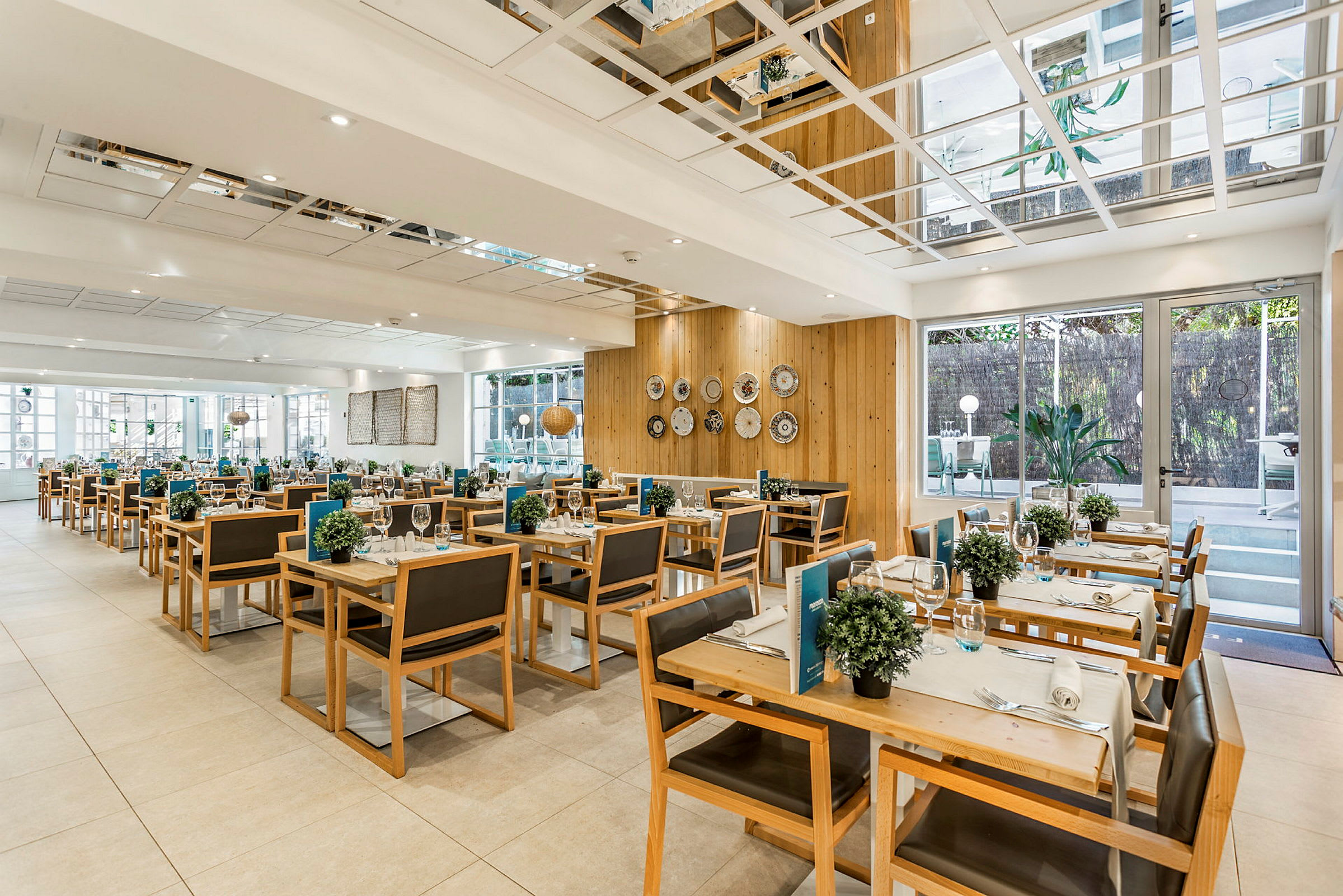 Restaurang med modern inredning och dukade bord. (AI-genererad text)