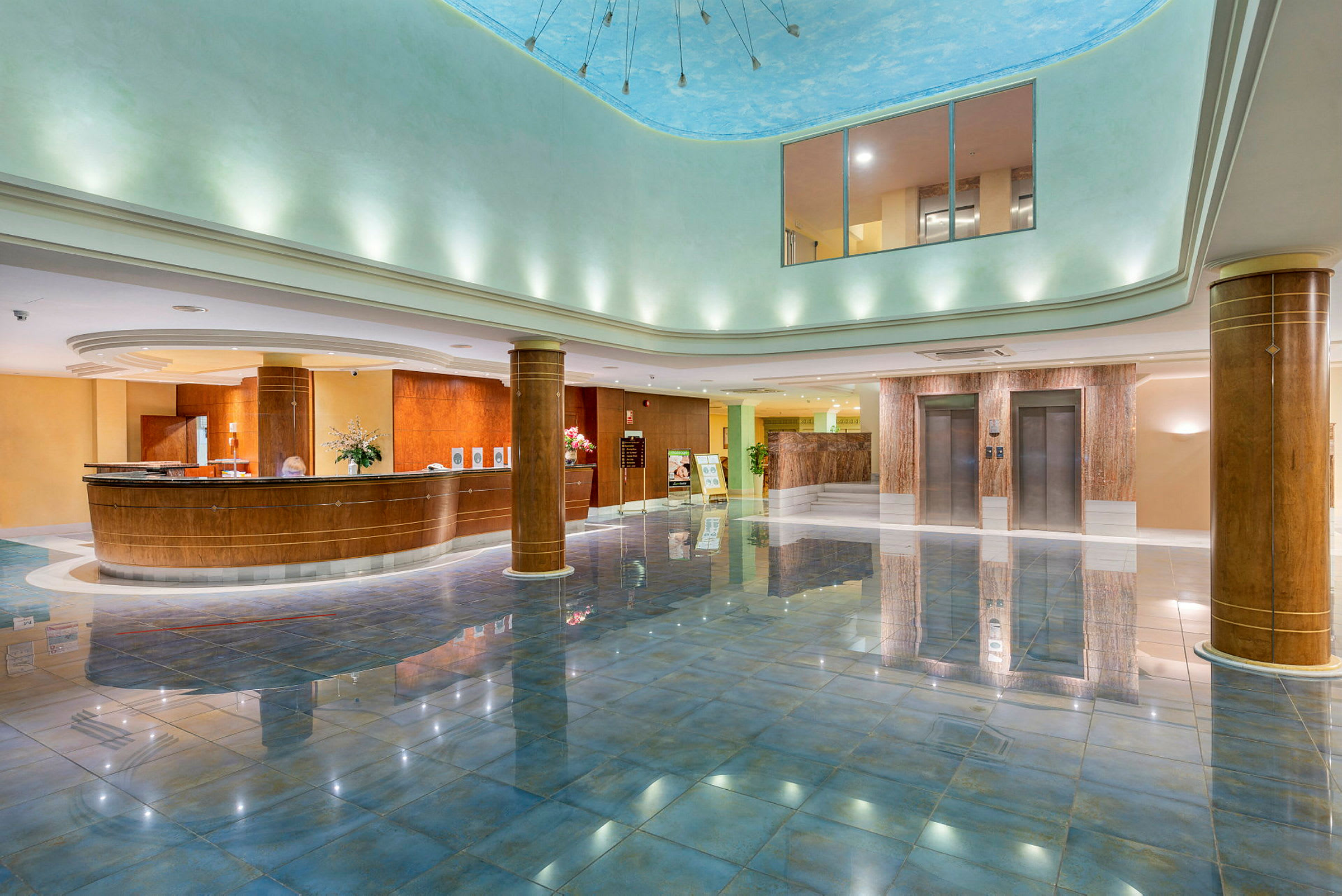 Lobby med reception och hissar. (AI-genererad text)